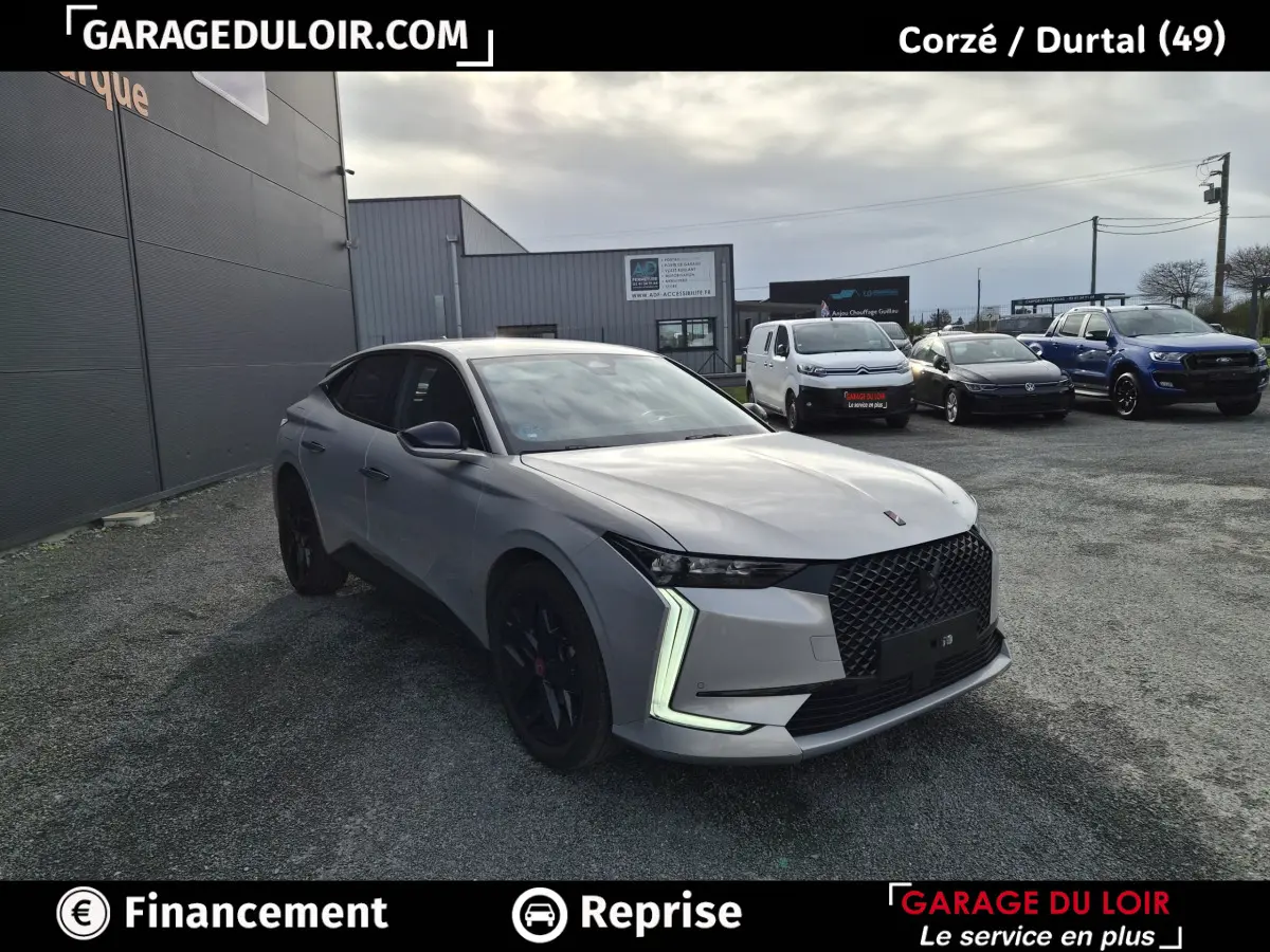 Vue 3/4 avant gauche d'une DS4 beige 2024 avec feux LED en forme de L et calandre noire texturée.