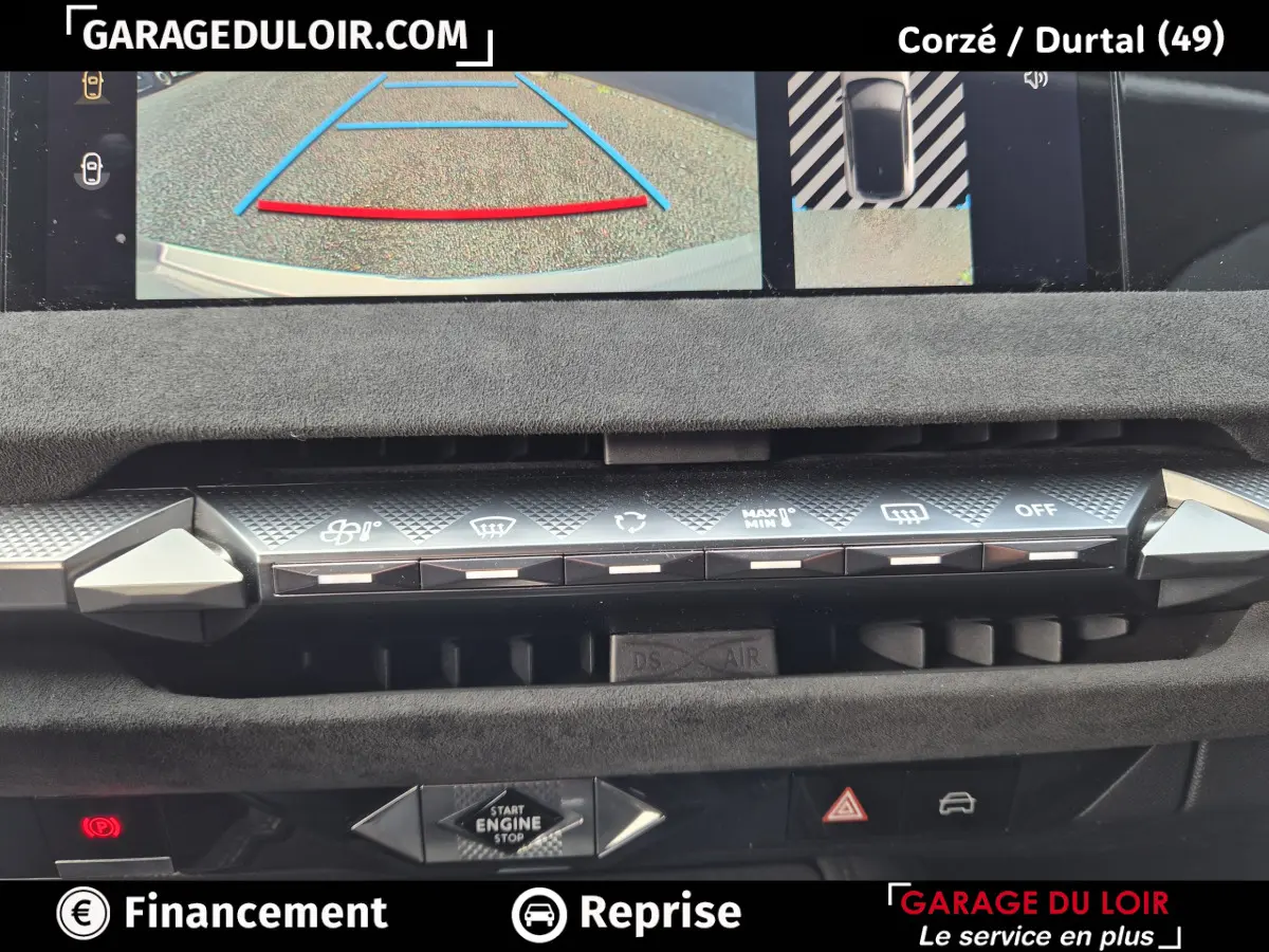 Vue rapprochée du tableau de bord du DS4 beige 2024, mettant en valeur les commandes climatisation et l'écran tactile de recul.
