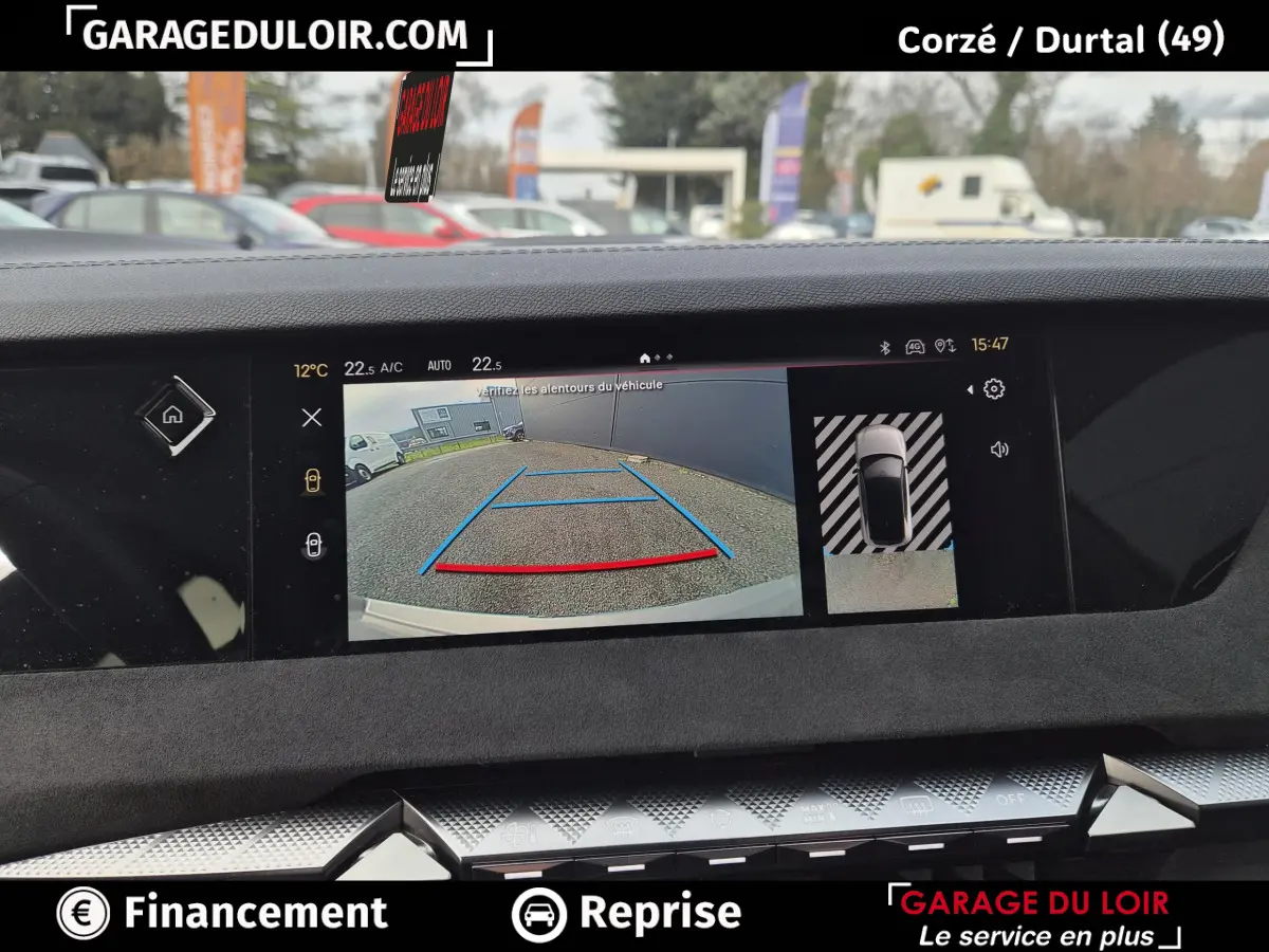 Écran central du tableau de bord du DS4 beige 2024 affichant la caméra de recul et vue 360° en stationnement.