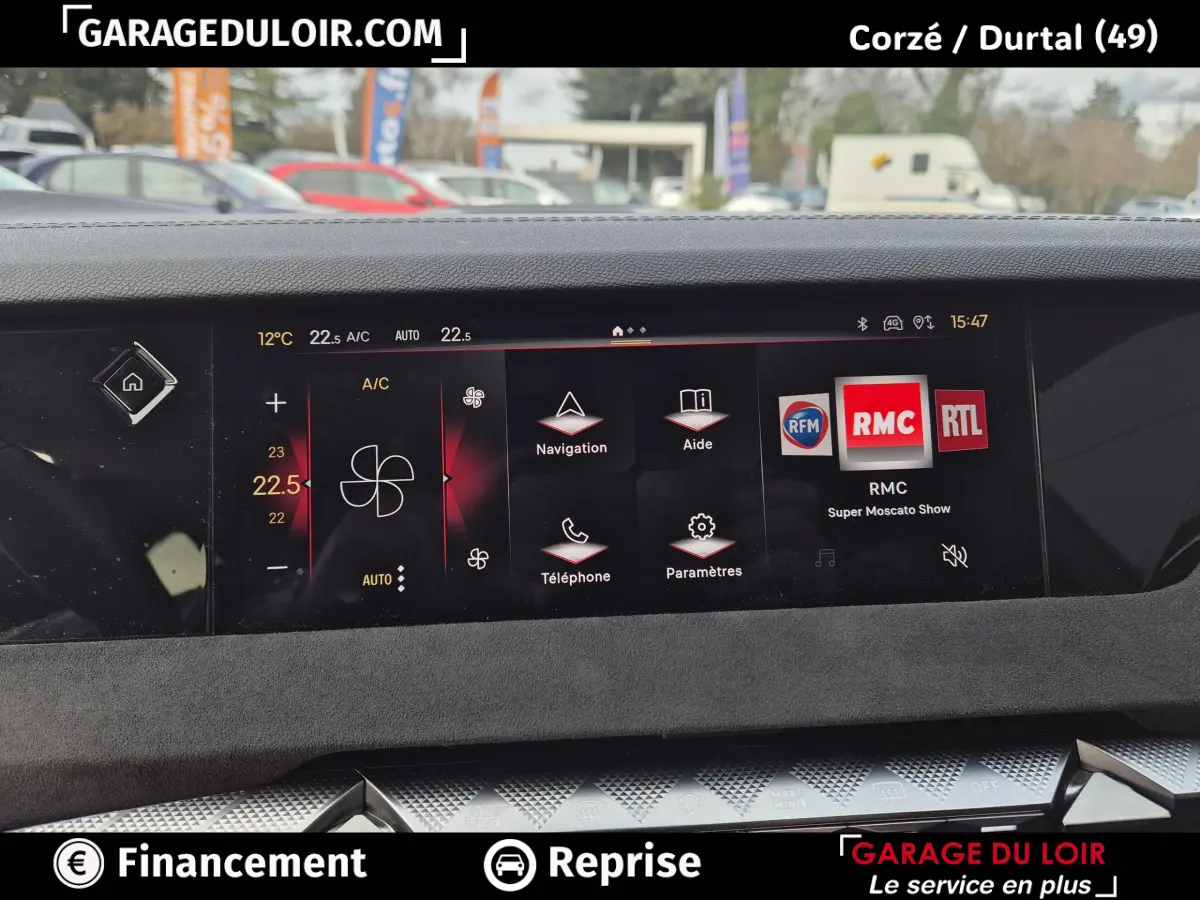 Écran tactile central du tableau de bord du DS4 beige 2024, affichant la climatisation et options multimédia.