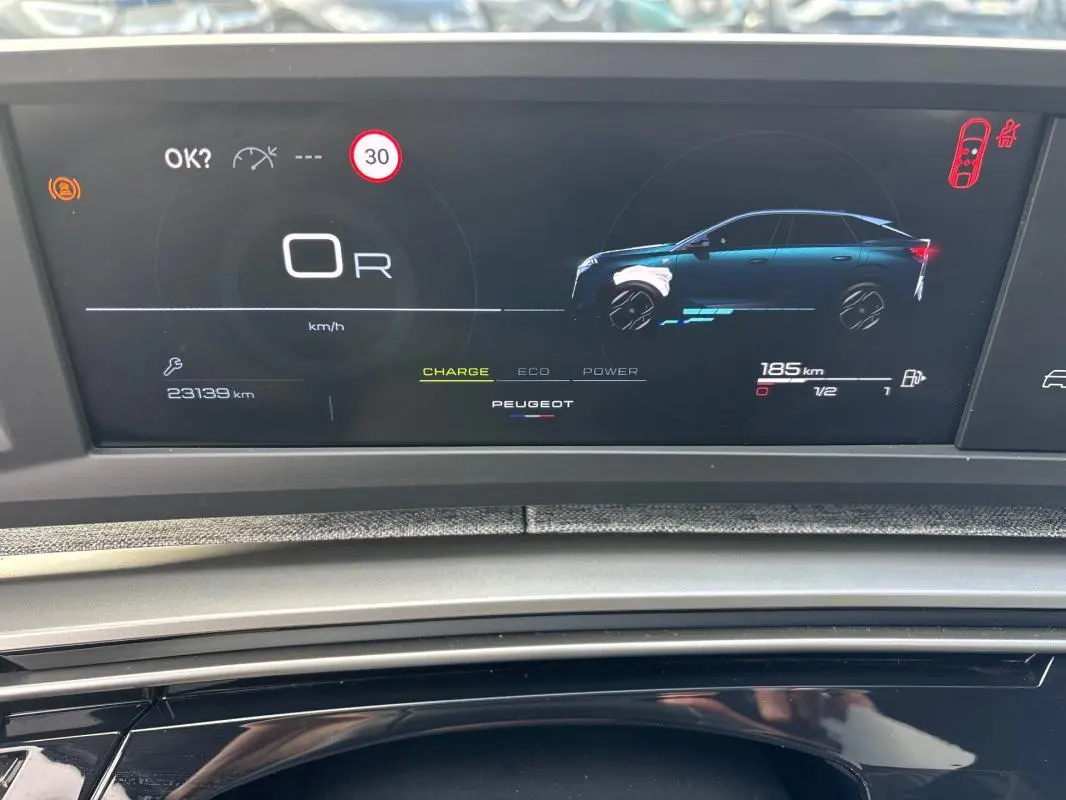Affichage numérique du cockpit du Peugeot 3008 Hybrid 145 e-DCS6 Allure montrant la vitesse, autonomie et mode de conduite.