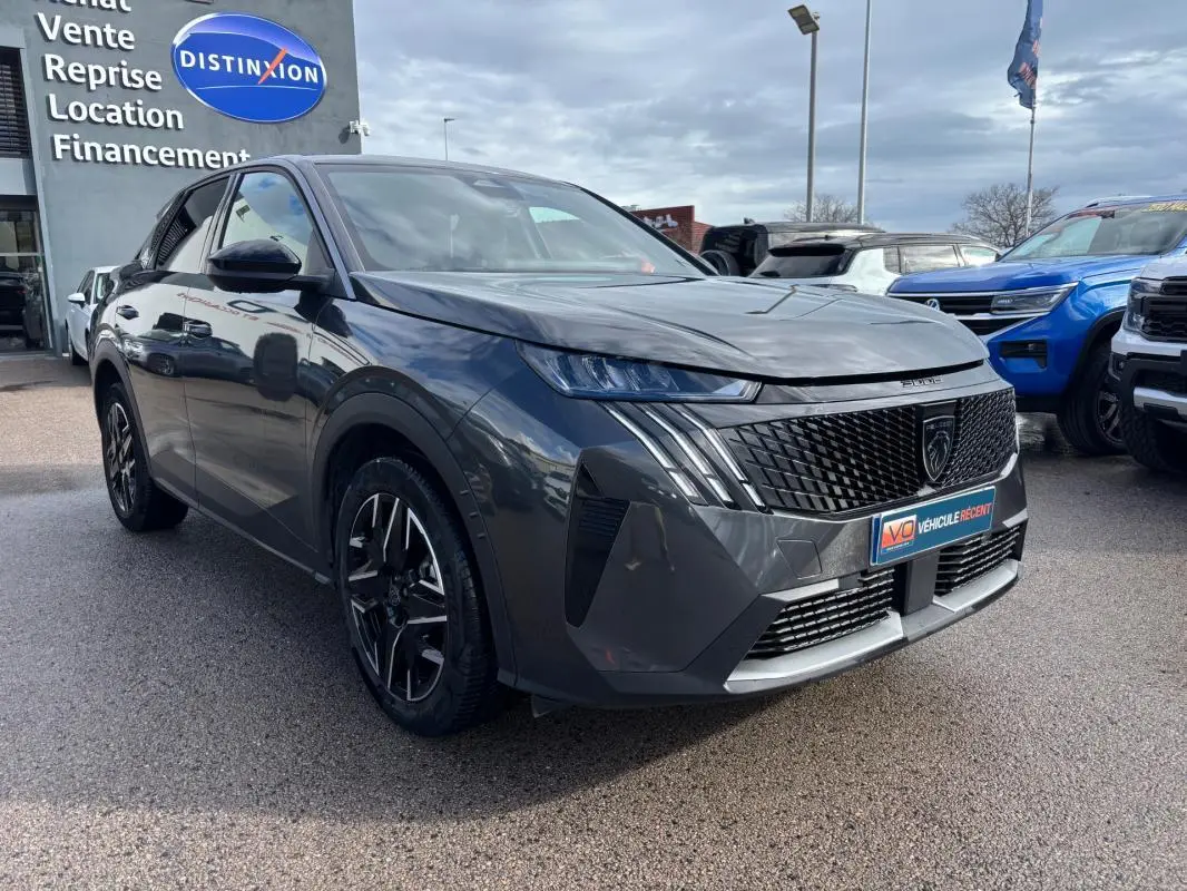 Peugeot 3008 Hybrid gris vue 3/4 avant droit, jantes alliage 19 pouces et calandre noire distinctive.
