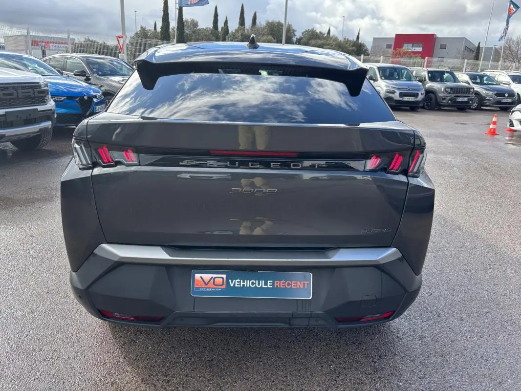Vue arrière d'un Peugeot 3008 Hybrid gris 2025 avec feux LED distinctifs et jantes alliage 19 pouces visibles.