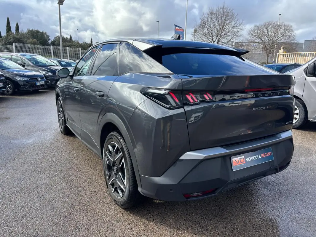 Vue 3/4 arrière droite du Peugeot 3008 Hybrid gris, avec jantes alliage 19 pouces et feux arrière distinctifs.