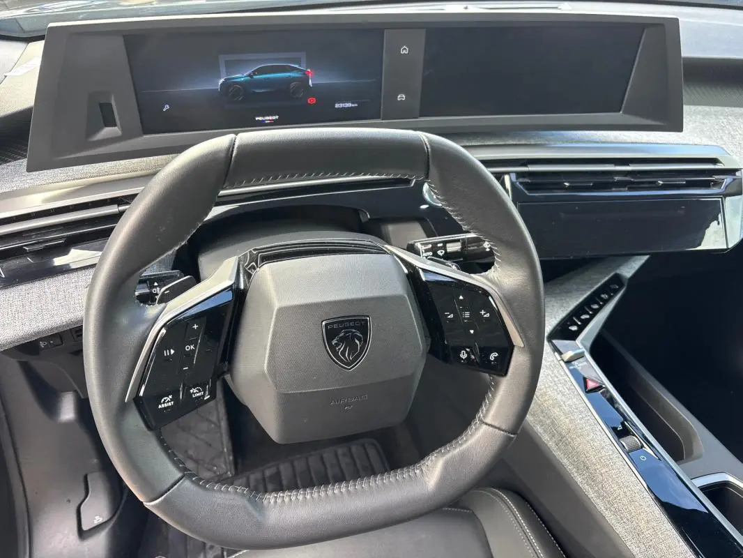 Vue rapprochée du volant cuir noir et du cockpit numérique du Peugeot 3008 Hybrid 145 e-DCS6 Allure 2025.