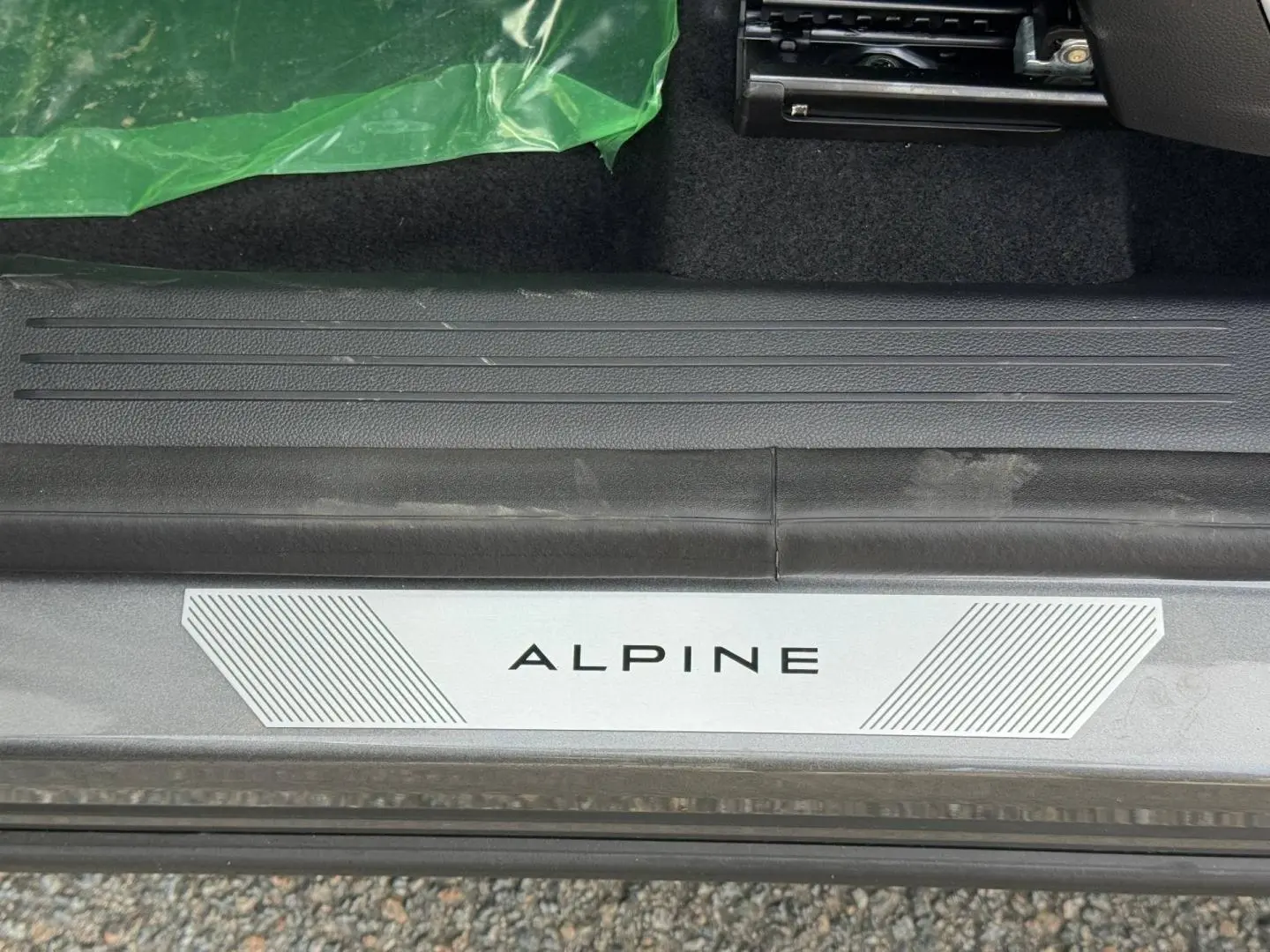 Gros plan sur la plaque de seuil de porte ALPINE du Renault Austral gris Schiste satin, intérieur noir.