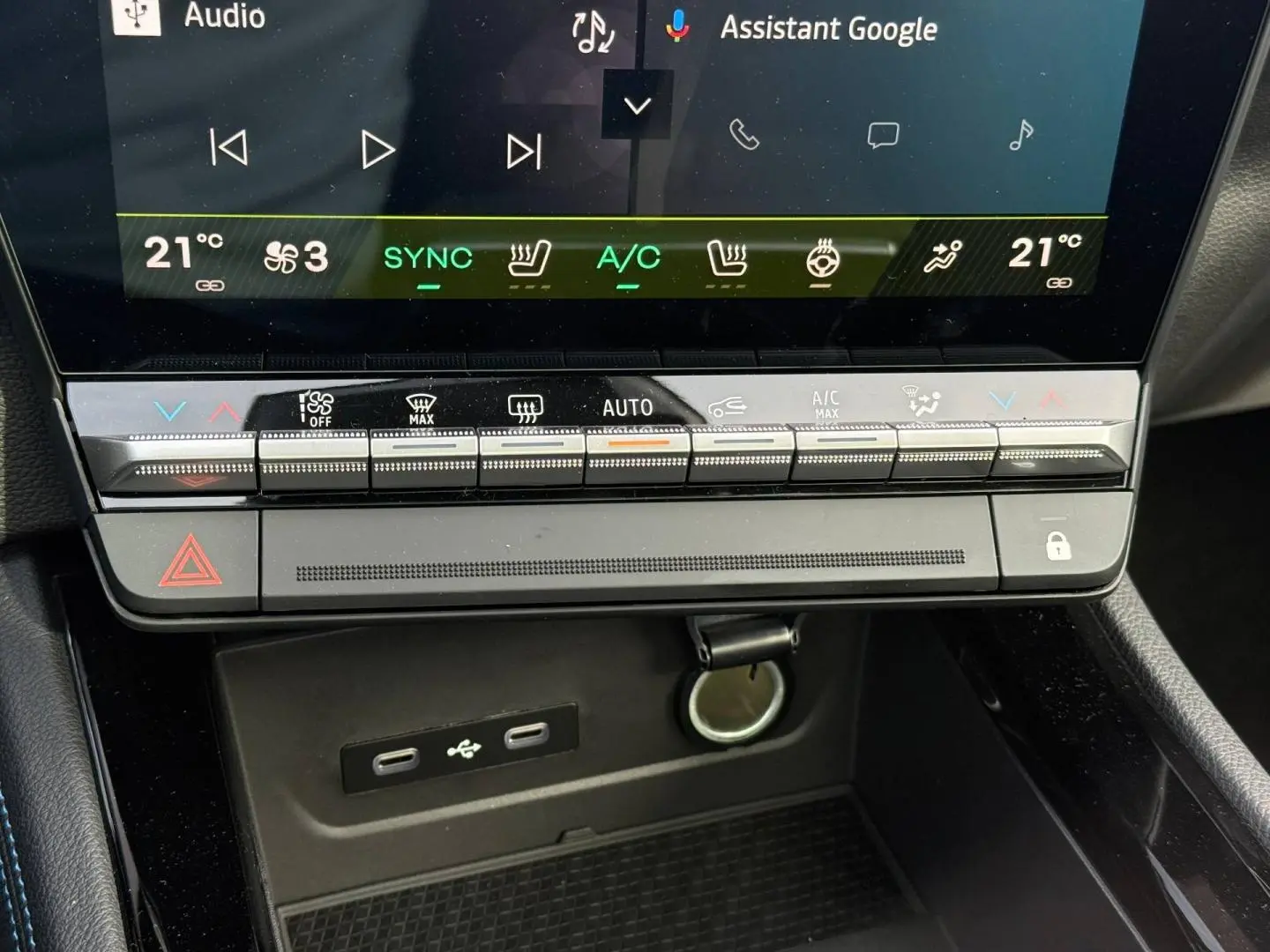 Gros plan sur la console centrale du Renault Austral 2026, montrant les commandes climatisation et ports USB.