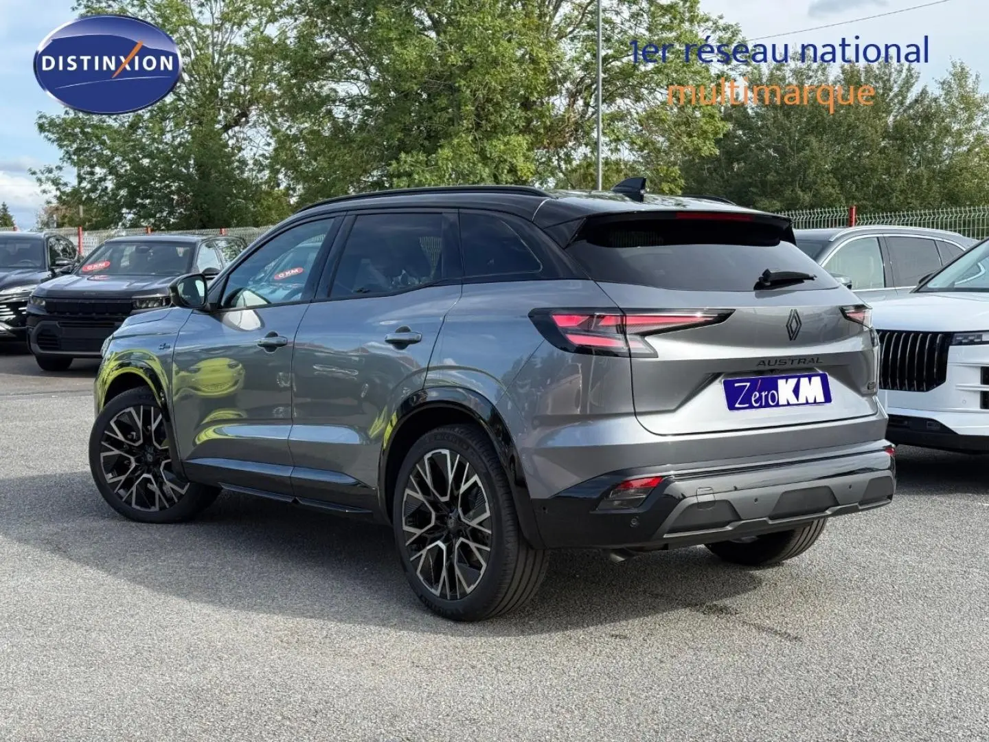 Vue 3/4 arrière droite du Renault Austral 2026 gris Schiste satin avec toit noir étoilé et jantes alu noires.