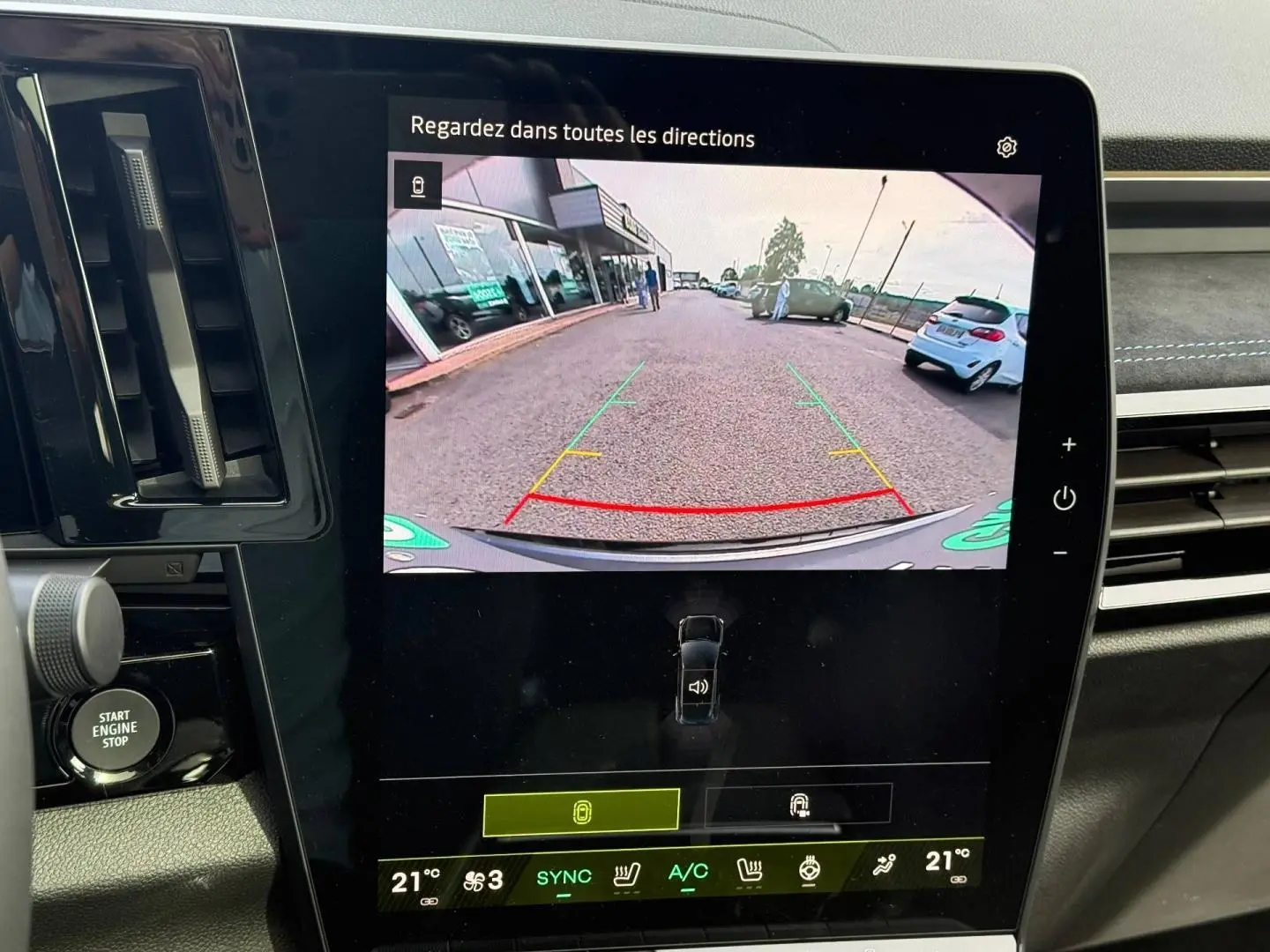 Écran tactile central montrant la caméra de recul du Renault Austral 2026, intérieur avec finition gris et détails noirs.