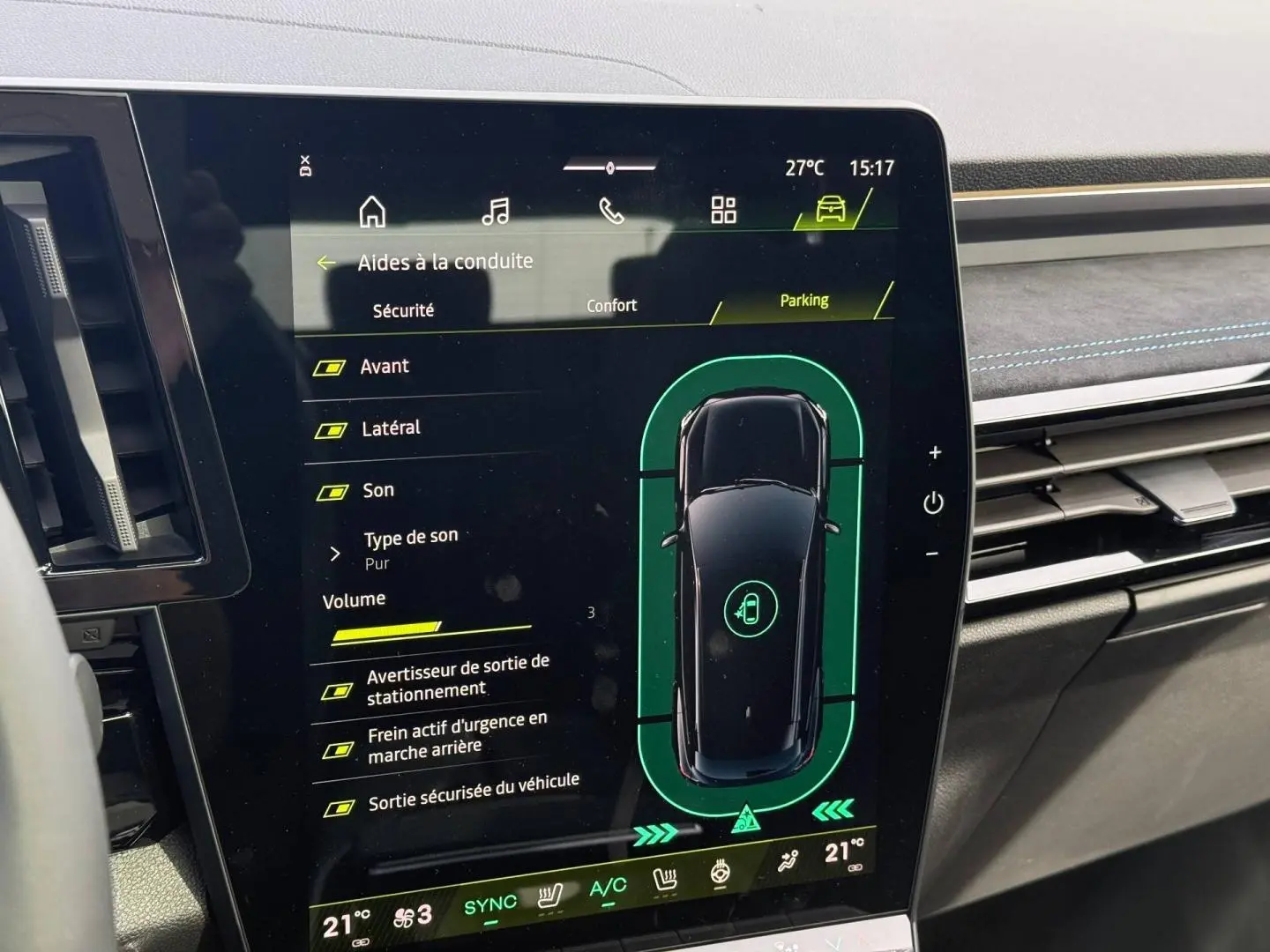 Écran tactile intérieur du Renault Austral 2026 montrant les aides à la conduite, avec tableau de bord gris et surpiqûres bleues.