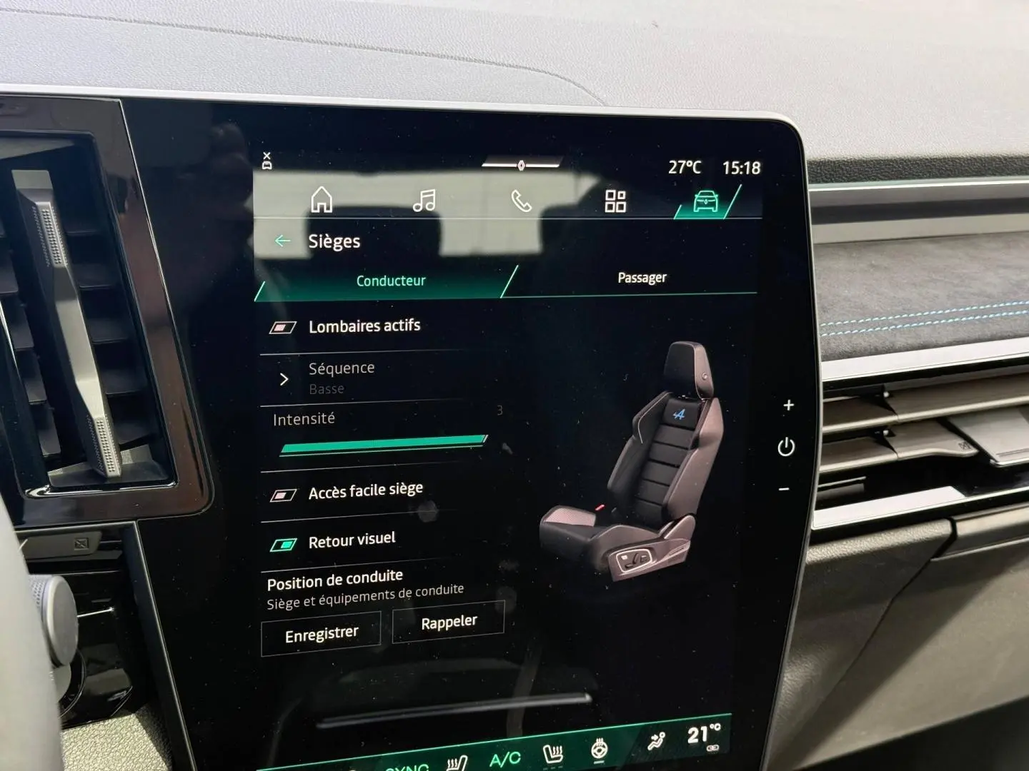 Tablette tactile affichant les réglages des sièges du Renault Austral 1.2 E-Tech hybride, vue de face intérieure.