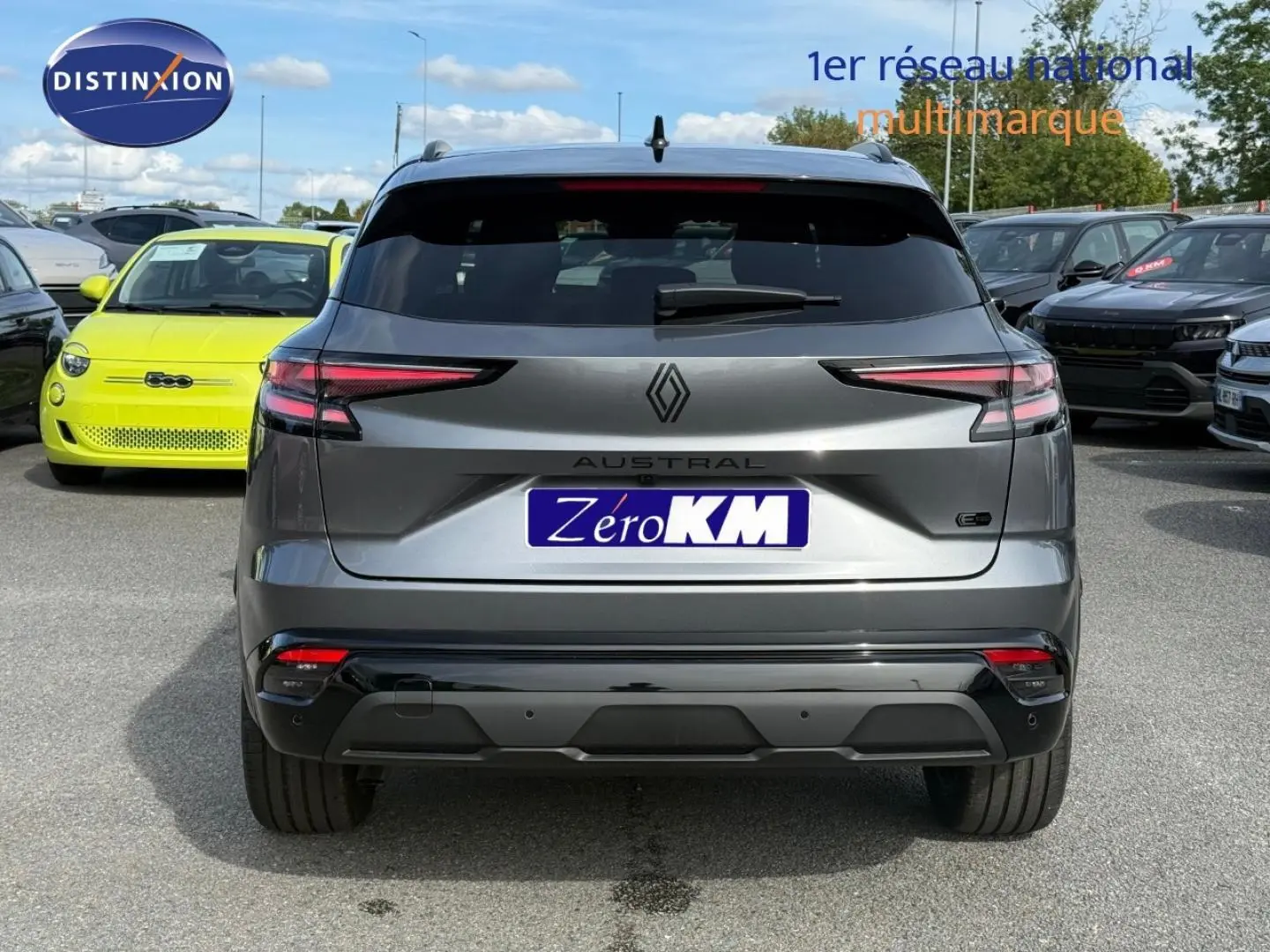 Vue arrière d'un Renault Austral gris Schiste satin avec toit noir étoilé, feux arrière LED fins et logo central.