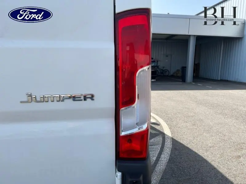 Gros plan sur le feu arrière droit blanc et rouge du Citroën Jumper blanc Banquise, avec logo Jumper visible sur la porte arrière.
