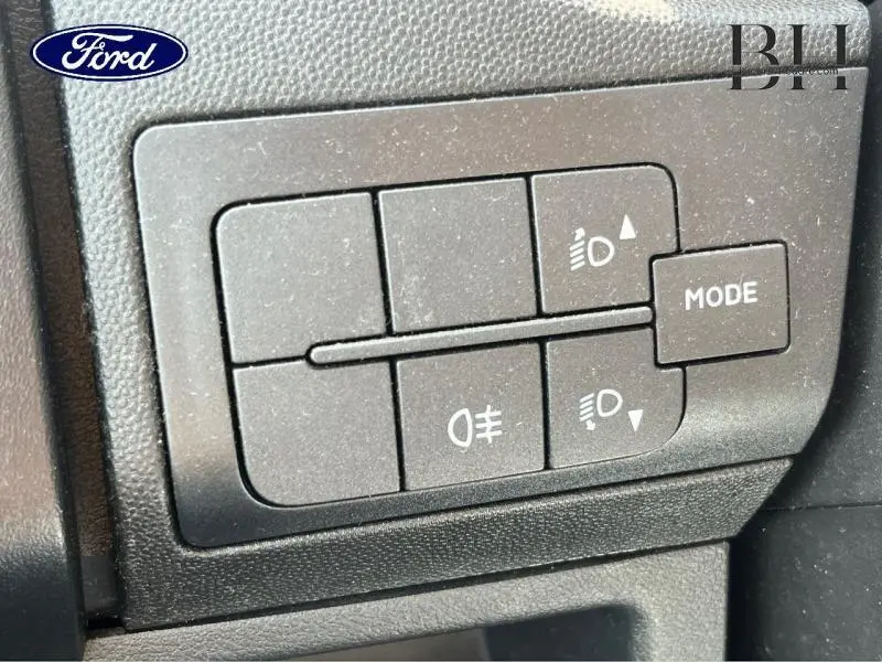 Gros plan sur les commandes d'éclairage du tableau de bord du Citroën Jumper blanc Banquise, version 2019.