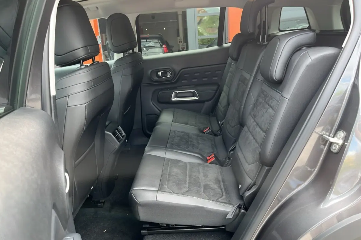 Vue intérieure côté droit des sièges arrière en cuir noir du Citroën C5 Aircross Hybrid 2025 gris platinium.