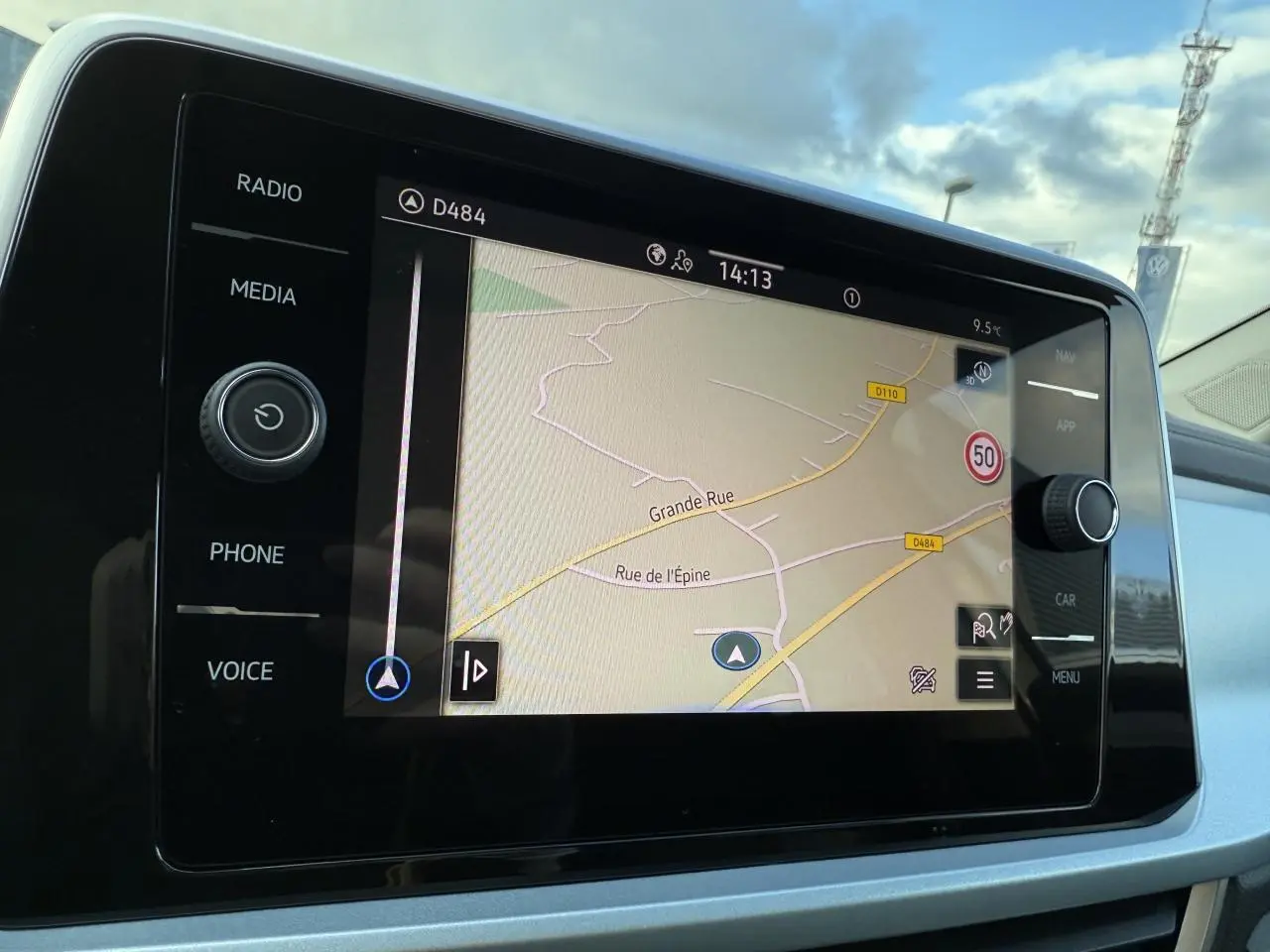 Écran tactile du système de navigation Discover Media du Volkswagen T-Roc 2025 affichant une carte routière.