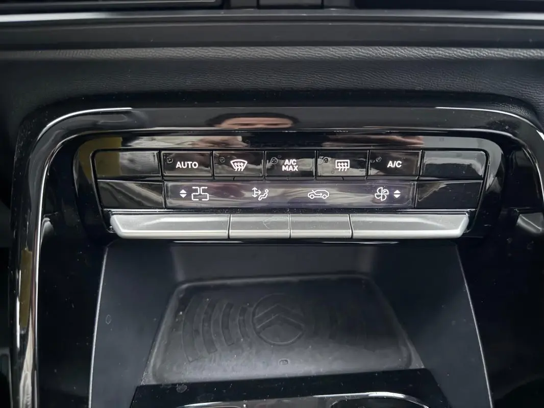 Vue rapprochée du panneau de commande de climatisation automatique de la Citroën C3 gris, avec affichage digital et boutons tactiles.