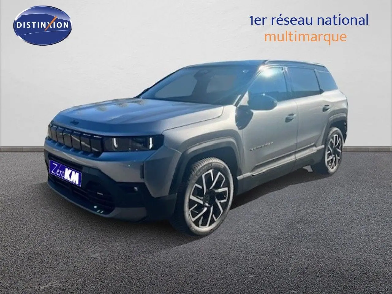 Jeep Compass MHEV 145ch Summit gris Yosemite métal avec toit noir, vue 3/4 avant droit sur fond neutre.