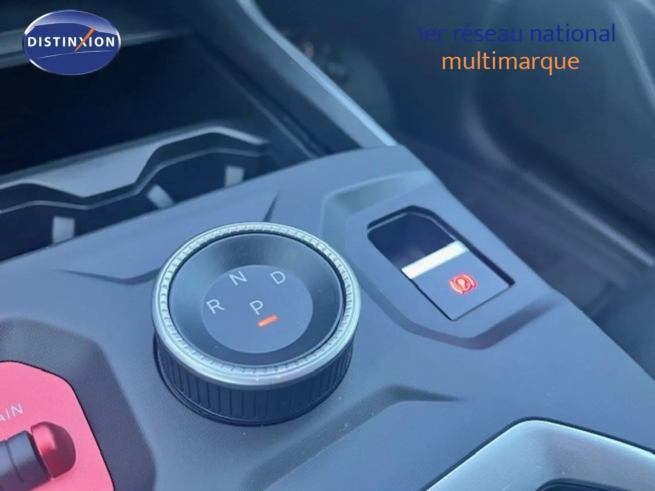 Gros plan sur la molette de sélection de vitesses et le frein à main électronique dans l’habitacle du Jeep Compass gris Yosemite.