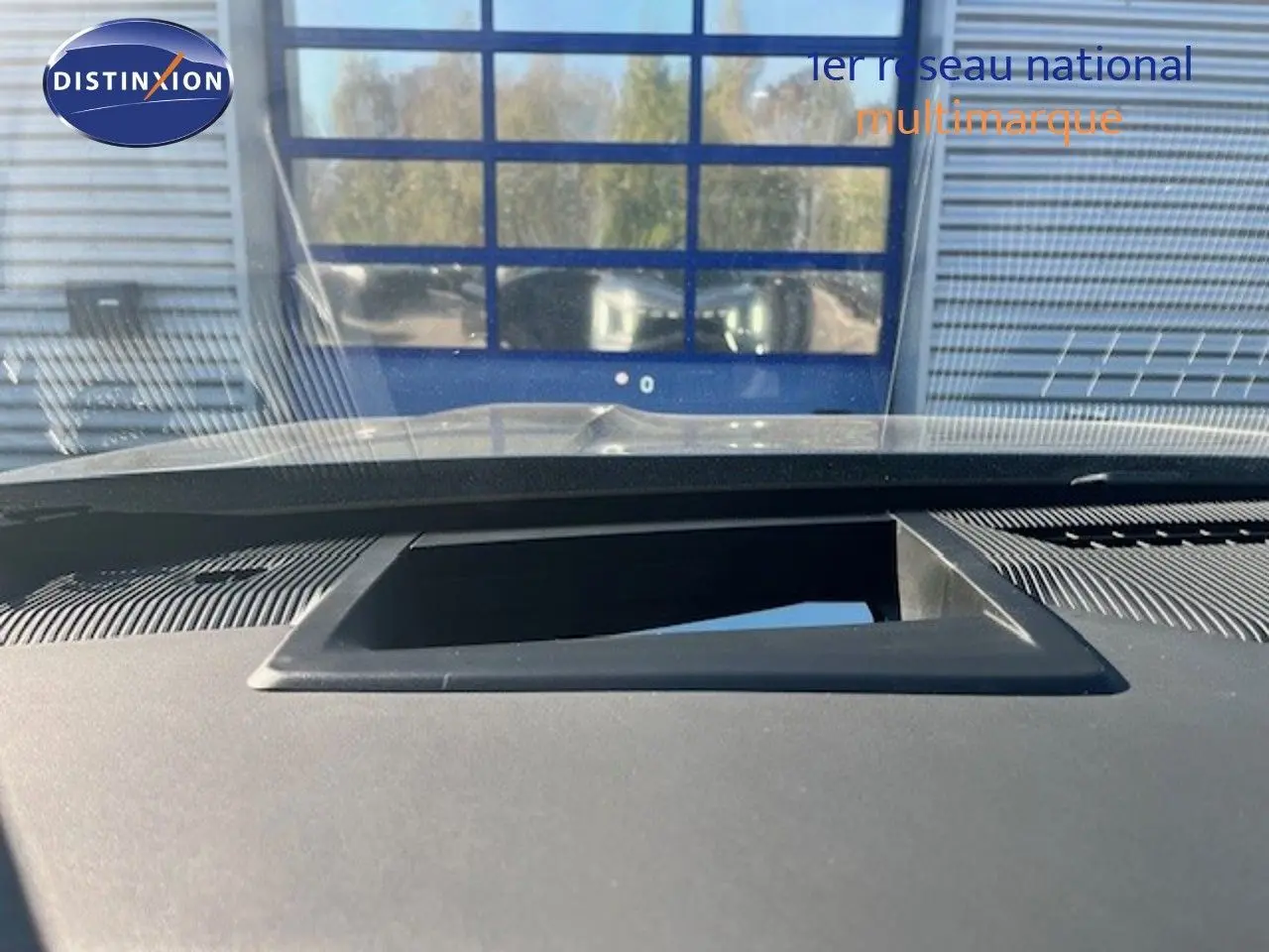 Vue intérieure du tableau de bord du Jeep Compass 2026, mettant en valeur l'écran escamotable au centre.