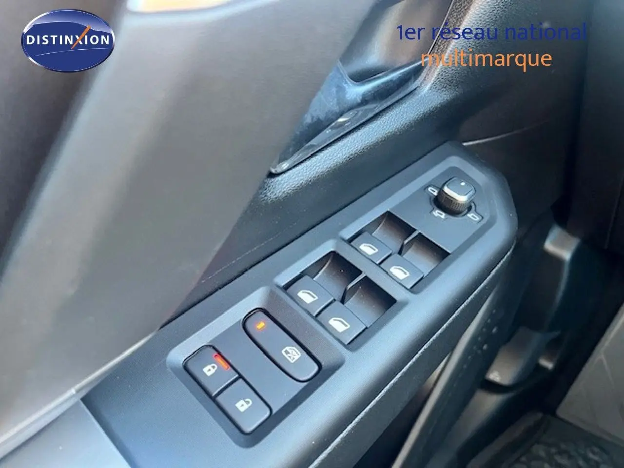 Gros plan sur la commande des vitres et rétroviseurs côté conducteur du Jeep Compass gris Yosemite métal avec toit noir.