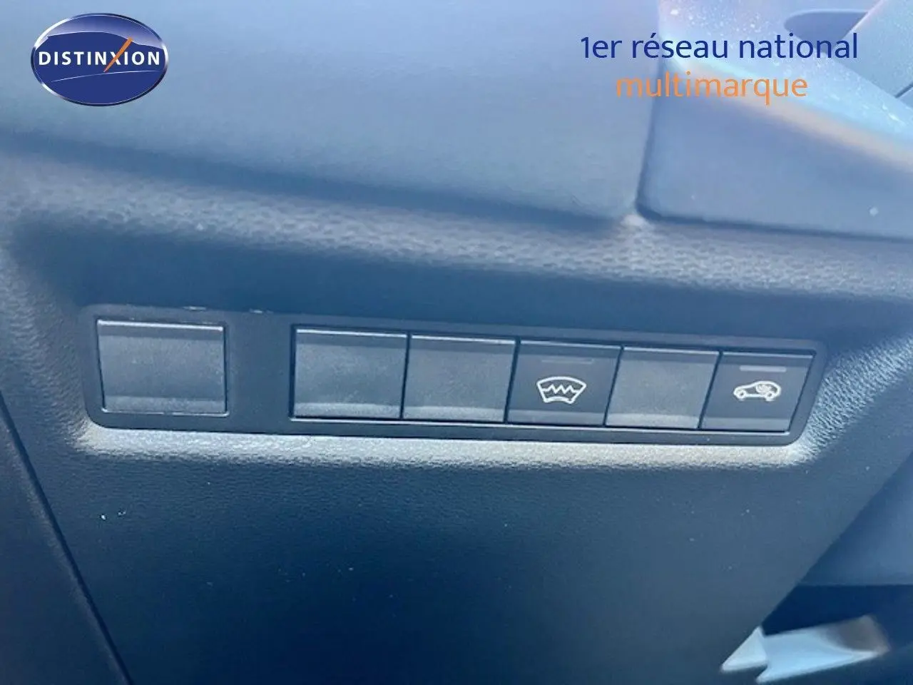 Gros plan sur les boutons de commande intérieurs noirs du tableau de bord d’un Jeep Compass gris Yosemite 2026.