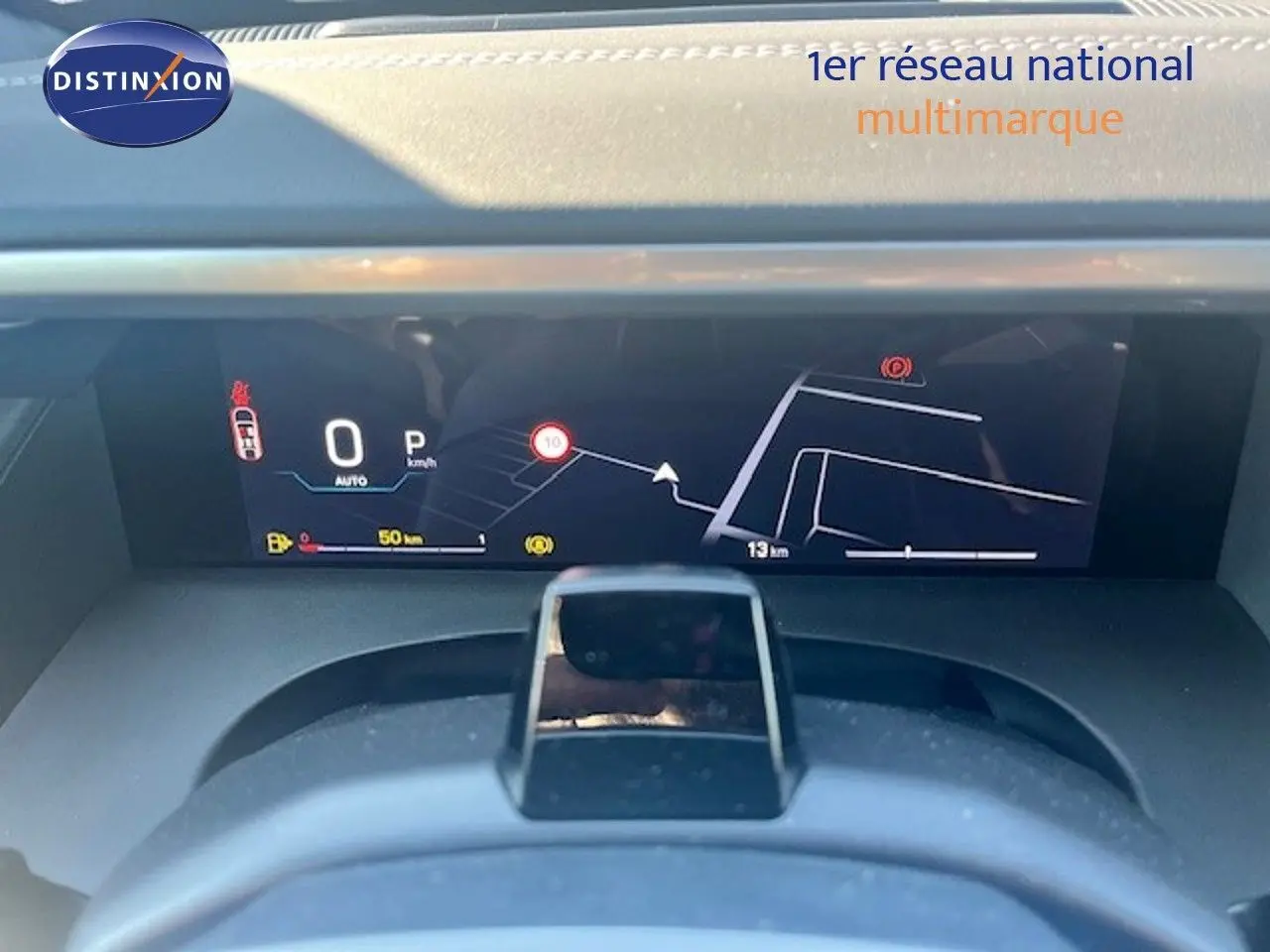 Tableau de bord numérique du Jeep Compass 2026, affichage de la navigation et vitesse à l'arrêt, intérieur noir.