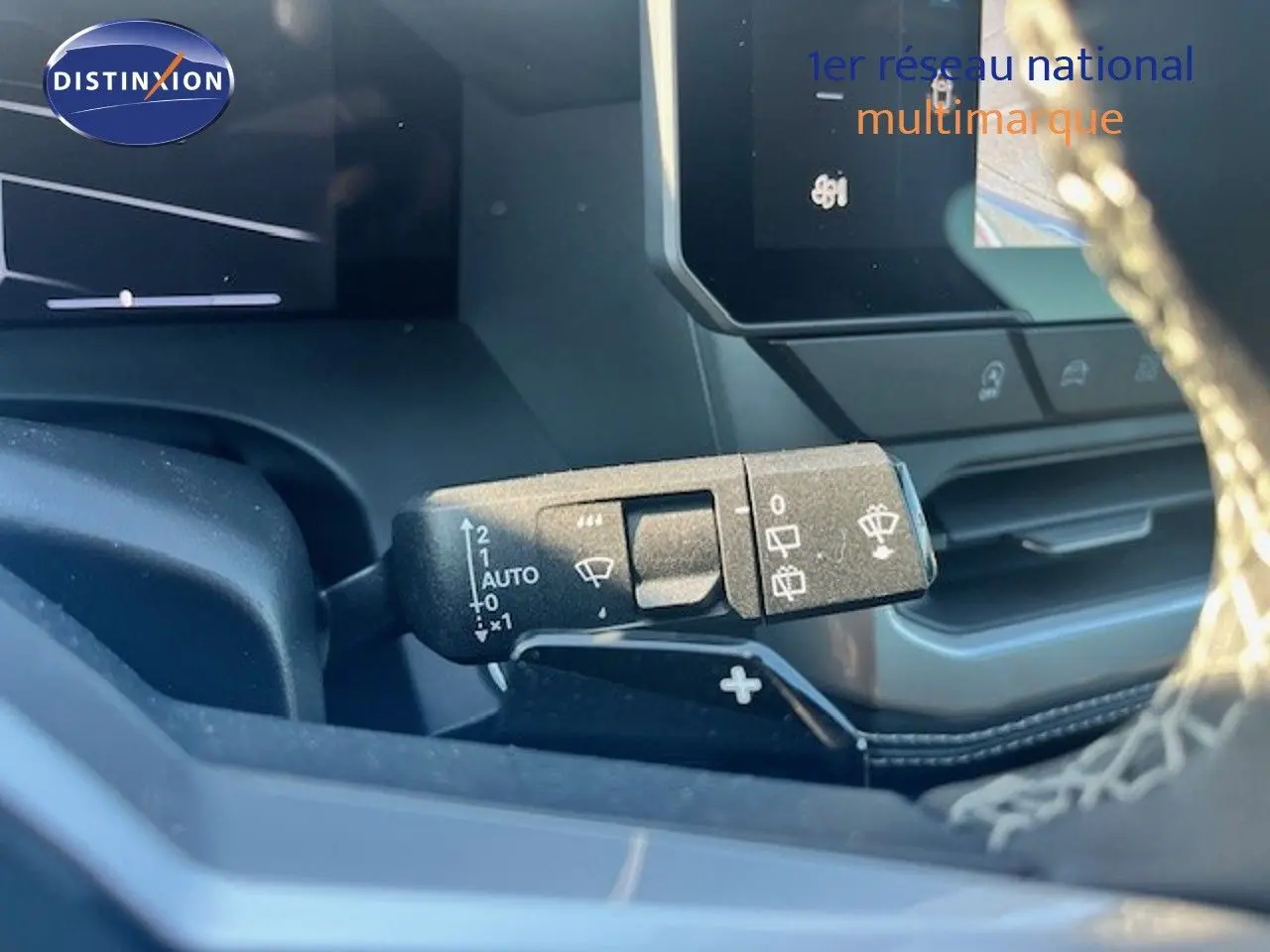 Gros plan sur la commande d’essuie-glace à gauche du volant dans l’habitacle noir du Jeep Compass 2026.