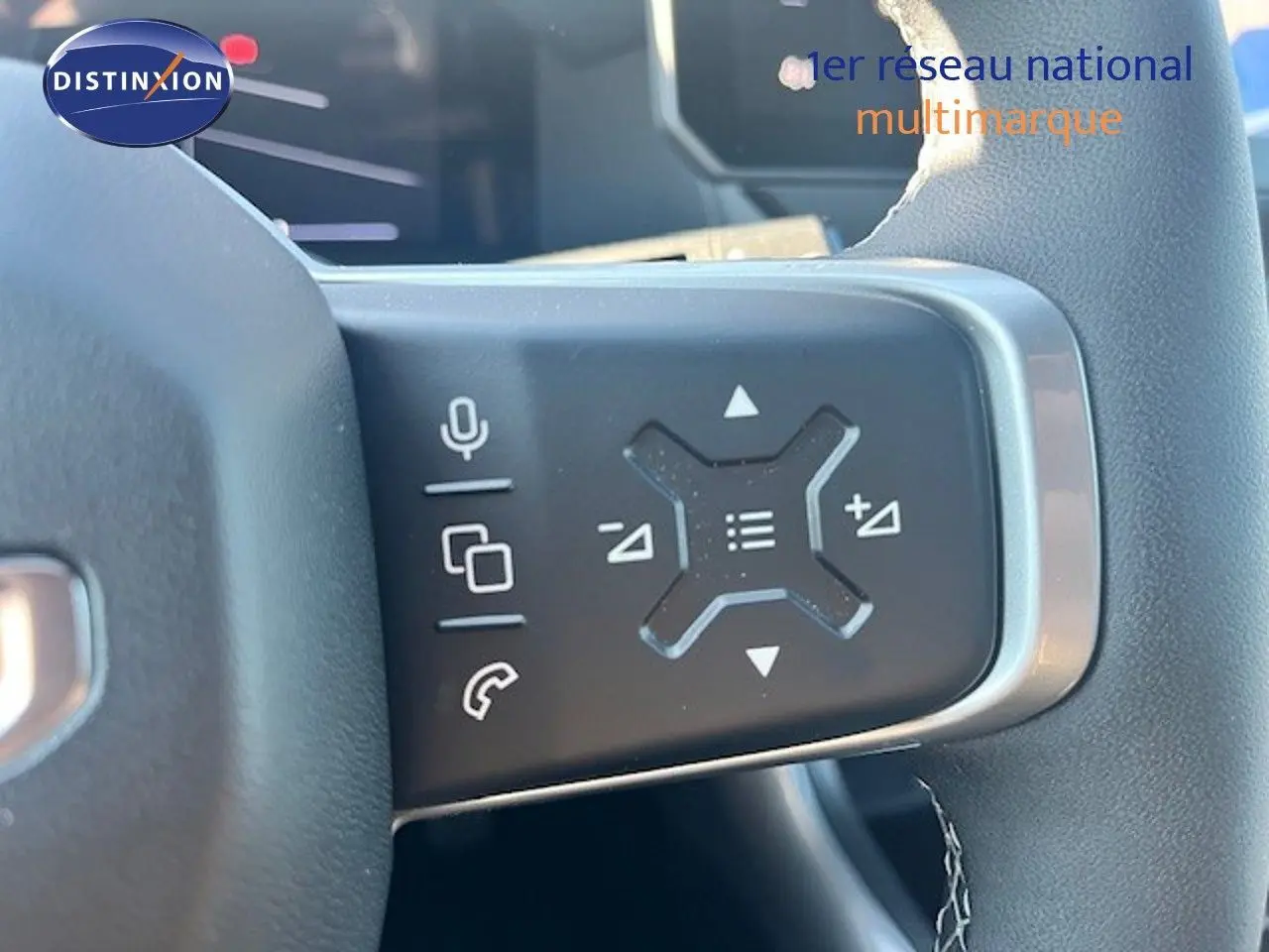 Gros plan sur les commandes multifonctions du volant du Jeep Compass 2026, finition Summit gris Yosemite métal.