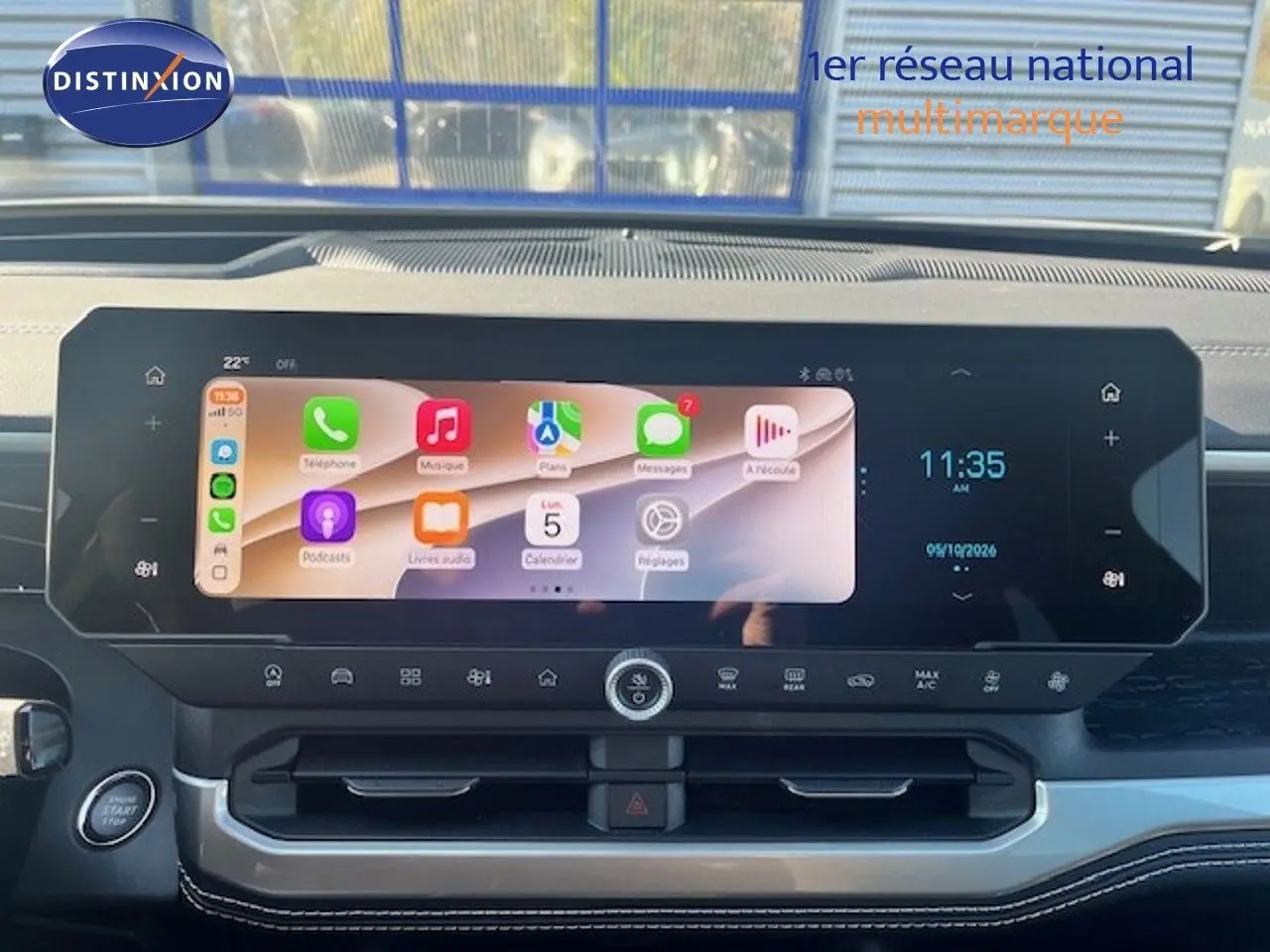 Tableau de bord du Jeep Compass 2026 avec écran tactile large et commandes intégrées, intérieur noir moderne.