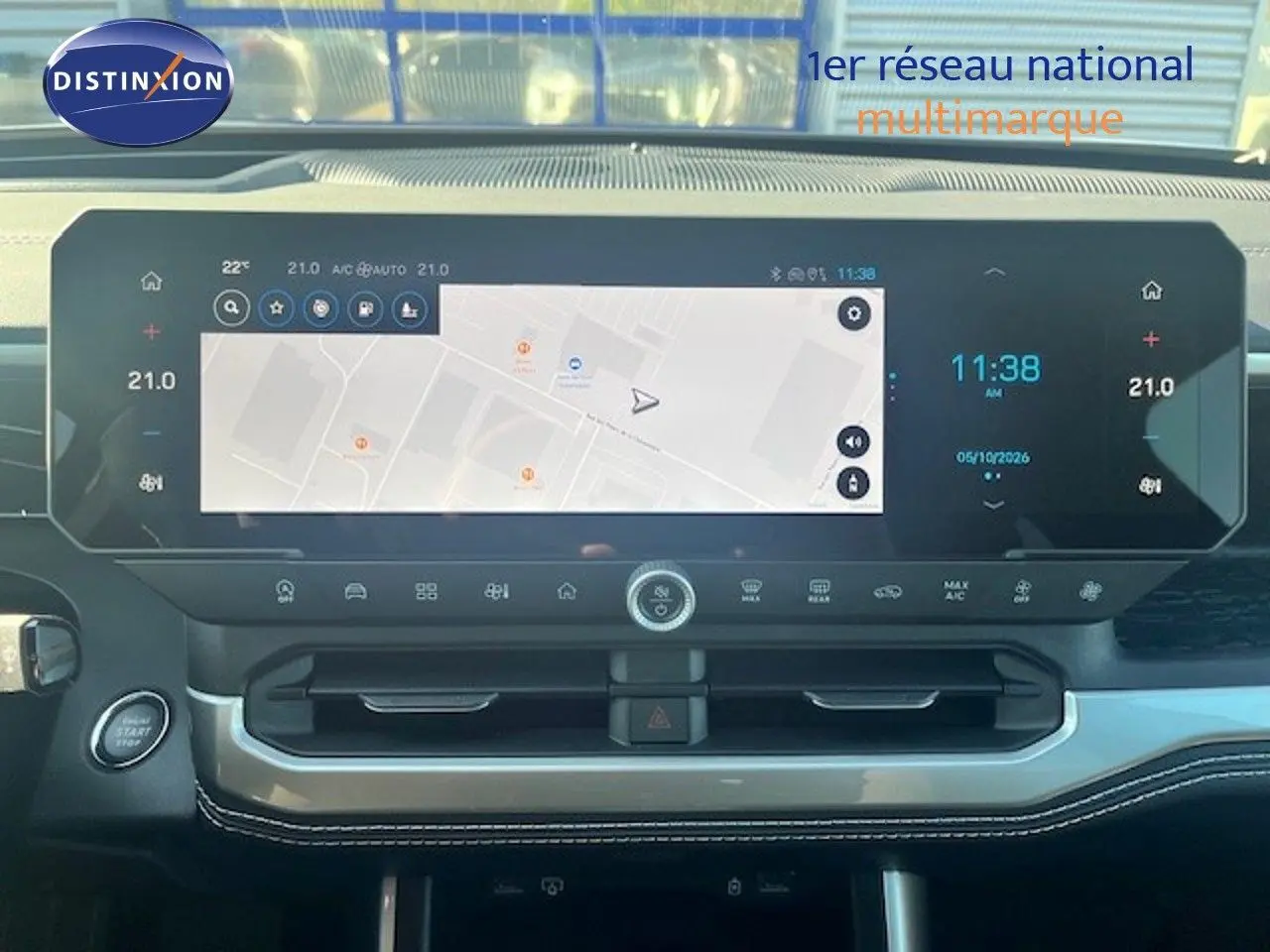 Vue intérieure centrée sur l’écran tactile large du tableau de bord du Jeep Compass 2026, finition Summit.