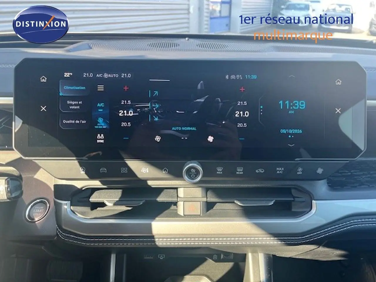 Vue rapprochée du tableau de bord numérique du Jeep Compass 2026, avec écran tactile et commandes climatisation.