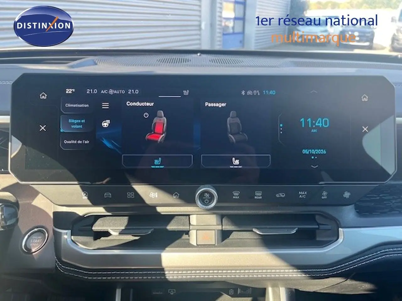 Vue rapprochée de l’écran tactile central du Jeep Compass 2026, affichant les réglages des sièges chauffants.