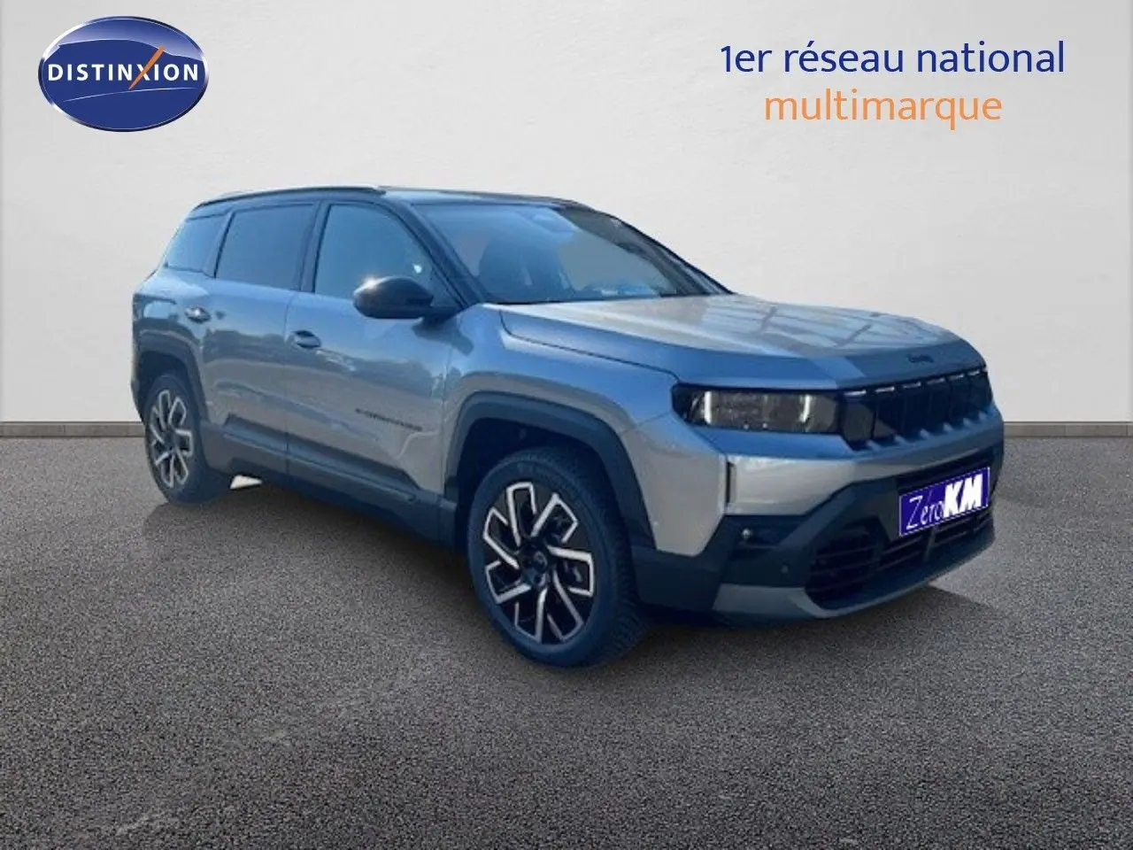 Jeep Compass 2026 gris Yosemite métal avec toit noir, vue 3/4 avant mettant en valeur ses jantes distinctives.