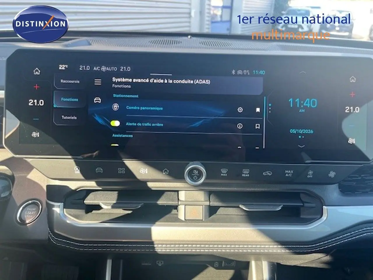 Vue intérieure du tableau de bord du Jeep Compass 2026, écran tactile affichant les aides à la conduite, finition noire élégante.