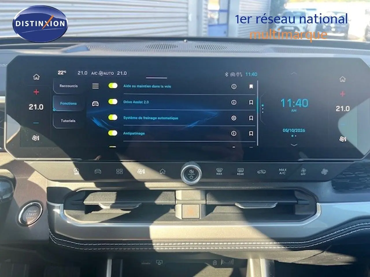 Vue du tableau de bord du Jeep Compass 2026 MHEV, écran tactile large affichant les aides à la conduite, finition moderne noire.