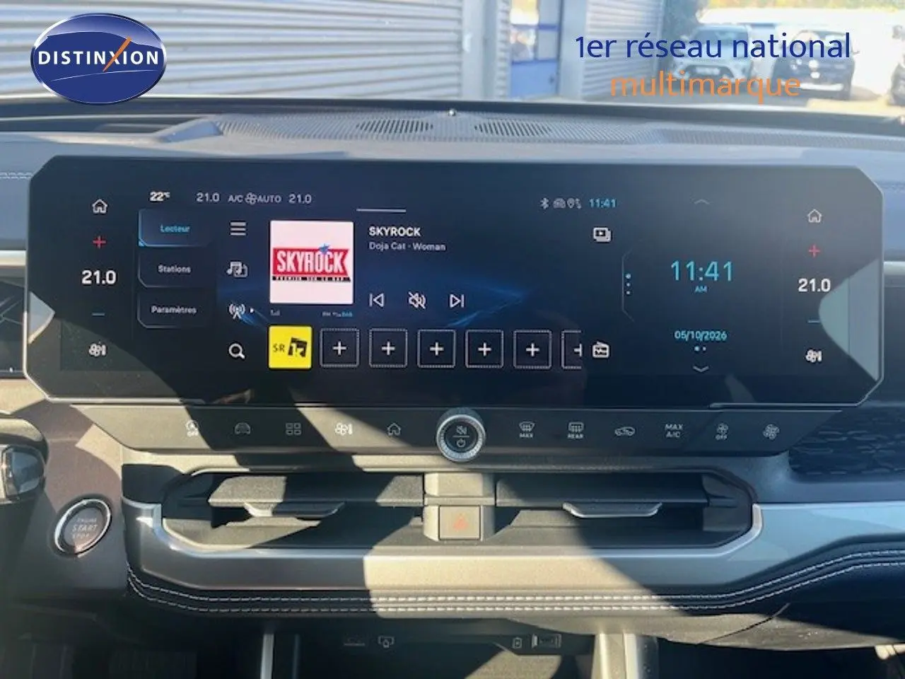 Vue intérieure du tableau de bord du Jeep Compass 2026 avec écran tactile large affichant la radio Skyrock et commandes climatisation.