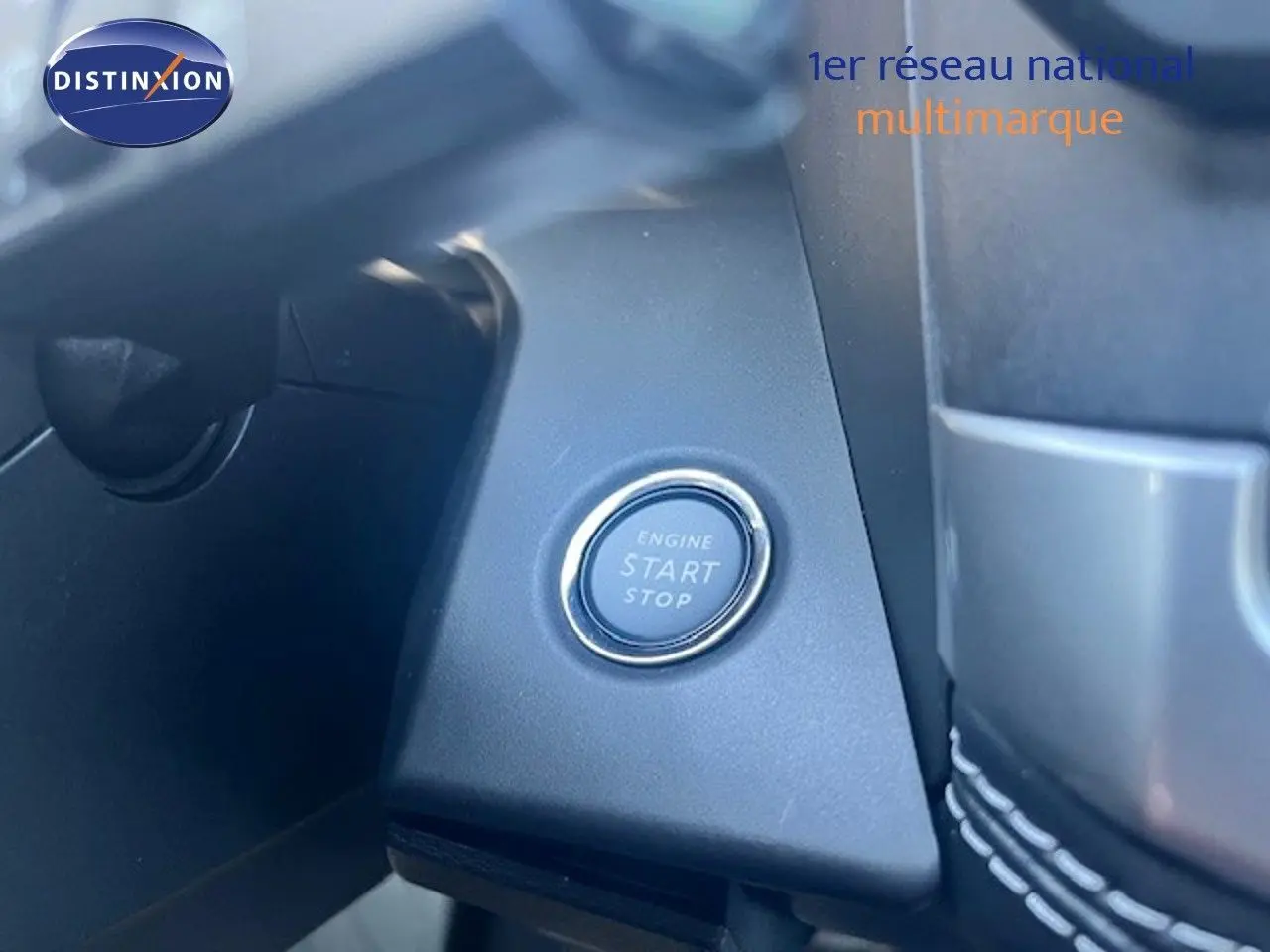 Bouton moteur start/stop en gros plan sur le tableau de bord intérieur d’un Jeep Compass gris Yosemite 2026.