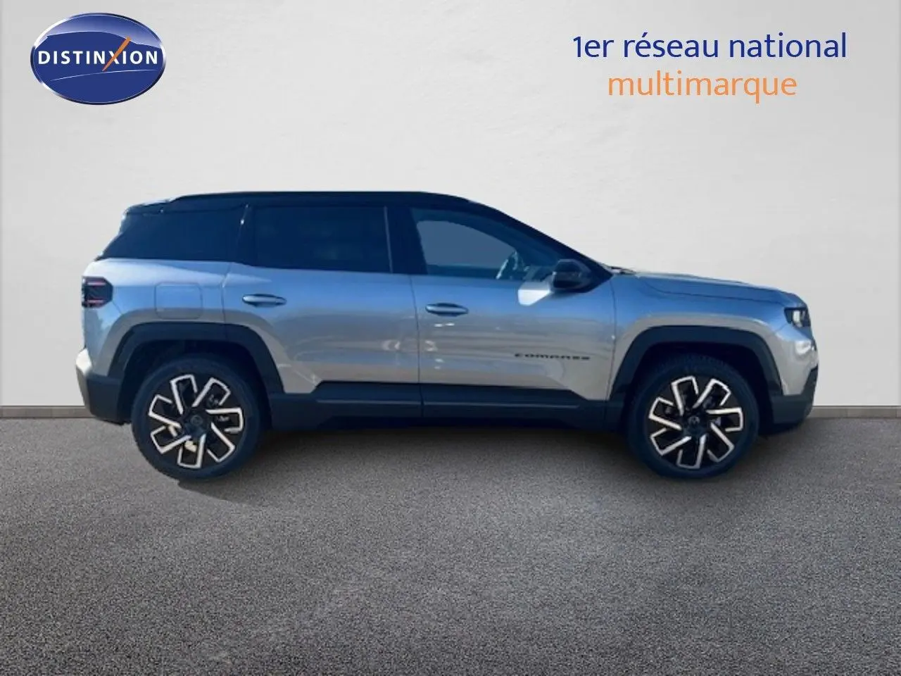 Jeep Compass MHEV 145ch Summit gris Yosemite métal avec toit noir, vue profil côté gauche sur fond neutre.