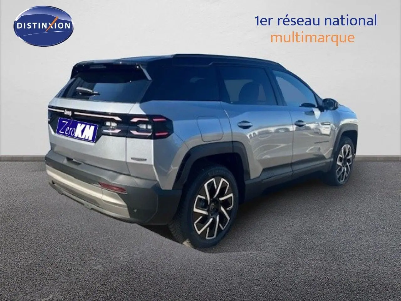 Jeep Compass MHEV 145ch Summit gris Yosemite métal avec toit noir, vue 3/4 arrière droit mettant en valeur les feux LED et jantes.
