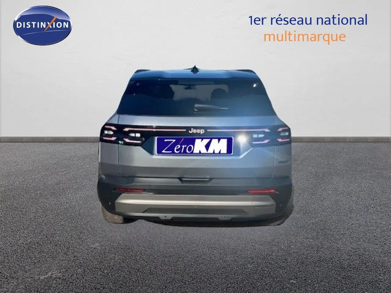 Vue arrière d'un Jeep Compass 2026 gris Yosemite métal avec toit noir, feux arrière LED allumés sur fond neutre.