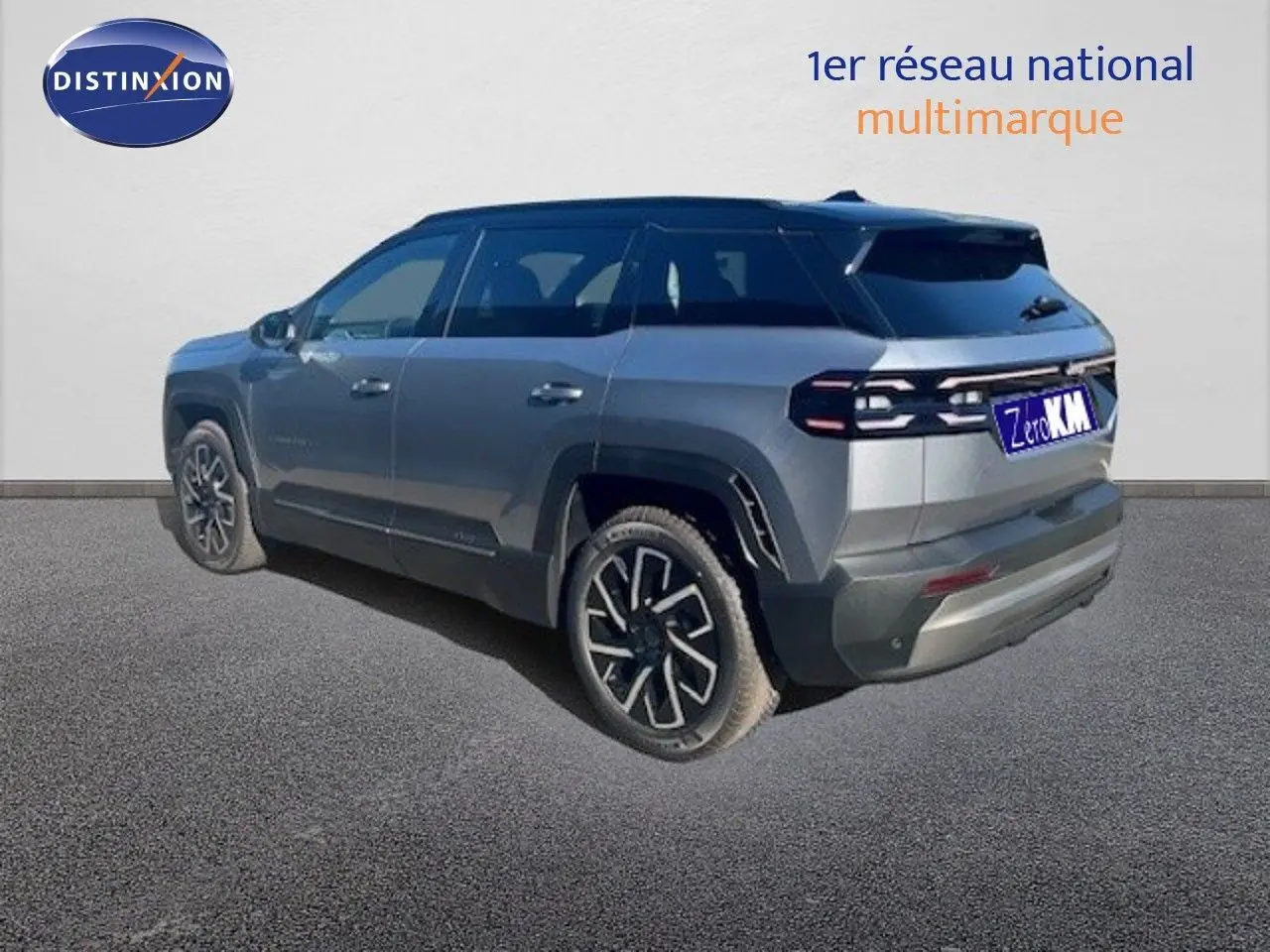Jeep Compass MHEV 145ch Summit gris Yosemite métal avec toit noir, vue 3/4 arrière droit sur fond neutre.