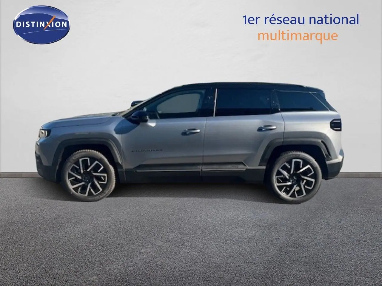 Profil droit d'un Jeep Compass 2026 gris Yosemite métal avec toit noir, soulignant ses jantes alliage noires et design robuste.