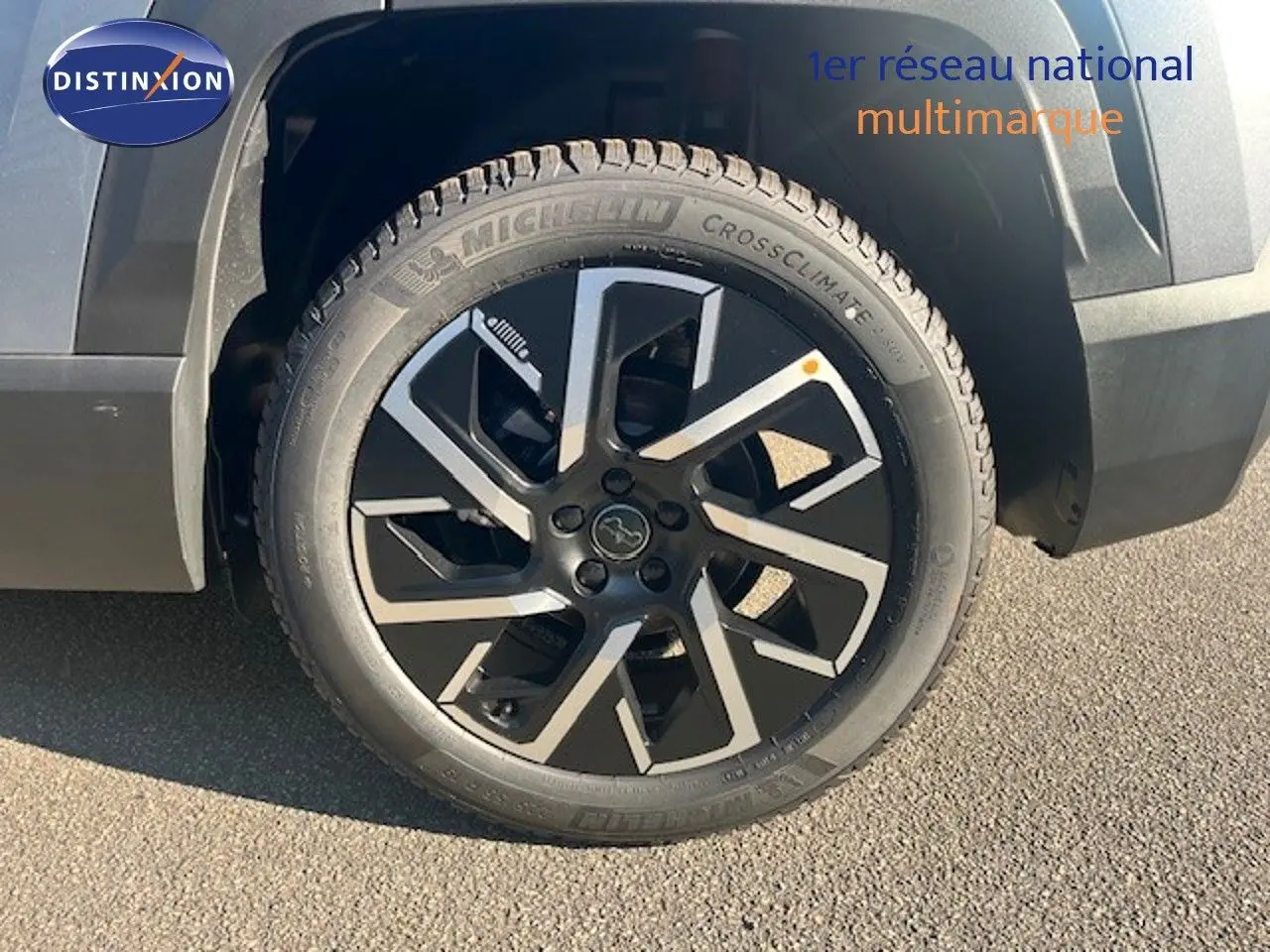 Gros plan sur la roue avant droite du Jeep Compass gris Yosemite avec jante noire et détails argentés.