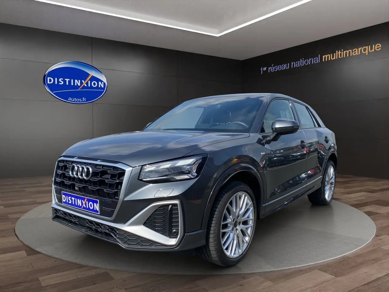Audi Q2 gris Daytona en 3/4 avant droit, avec jantes aluminium 19 pouces et calandre noire distinctive S line.