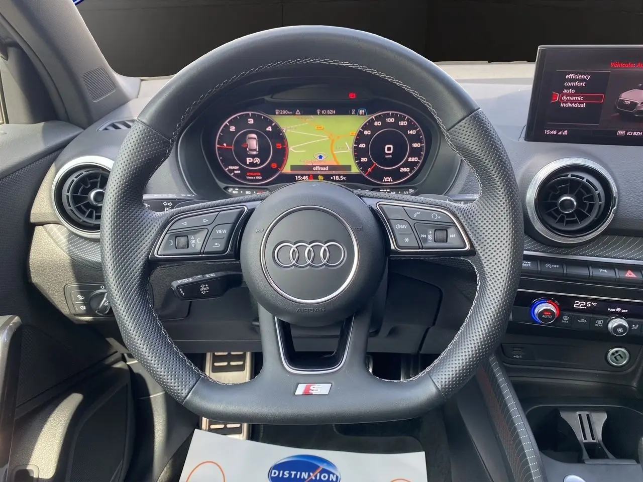 Vue rapprochée du volant sport en cuir perforé avec méplat et du tableau de bord numérique de l'Audi Q2 S line 2024.