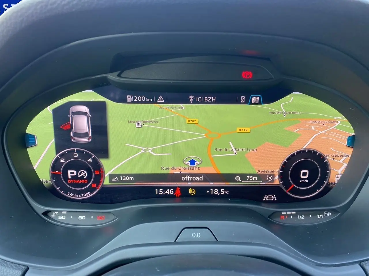 Affichage numérique du tableau de bord Audi Q2 35 TDI S-Line 2024 avec navigation et indicateurs de conduite.