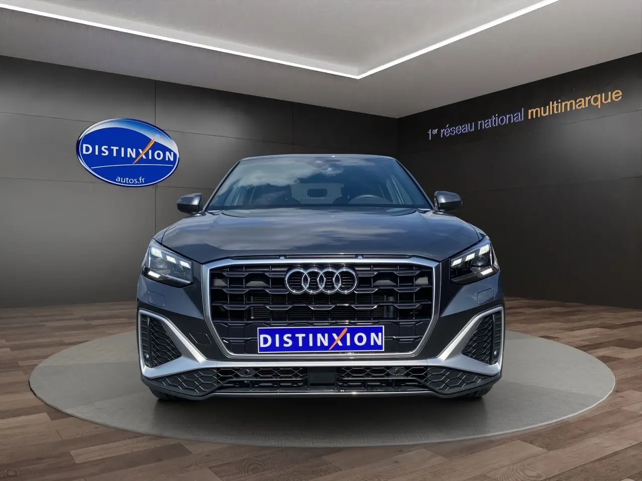 Audi Q2 gris Daytona vue de face, mettant en valeur la calandre noire et les phares Matrix LED distinctifs.