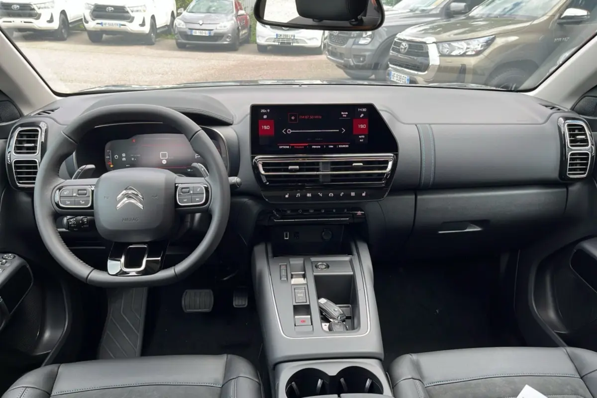 Intérieur du Citroën C5 Aircross Hybrid 145 E-DSC6 Max To 2025, vue frontale du tableau de bord et volant noir.