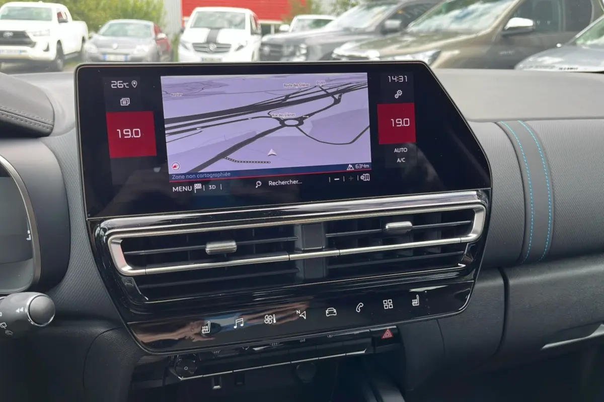 Tableau de bord du Citroën C5 Aircross Hybrid 2025 avec écran tactile et coutures bleues sur le tableau de bord.